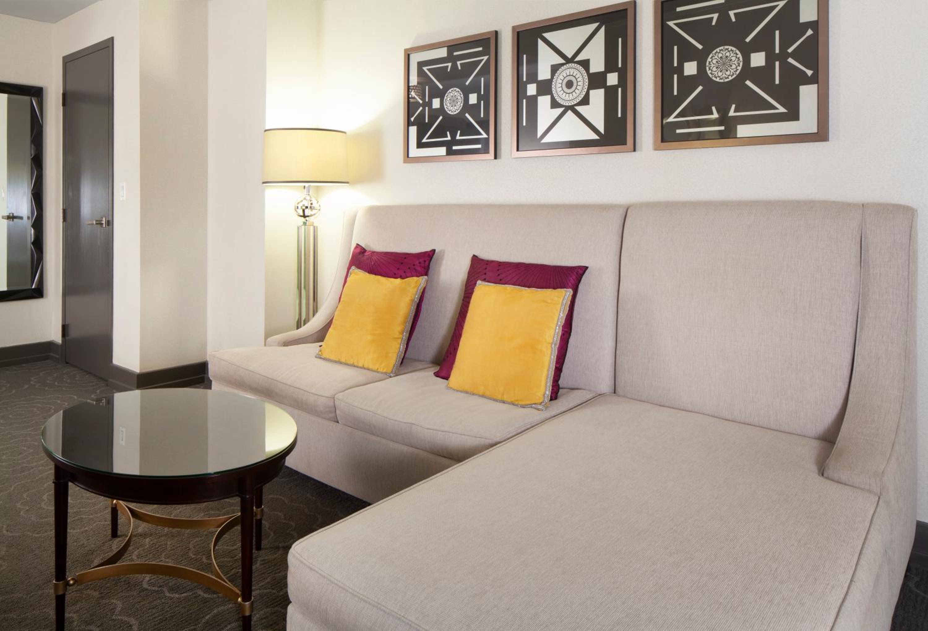 Premium King Room - Photo 8