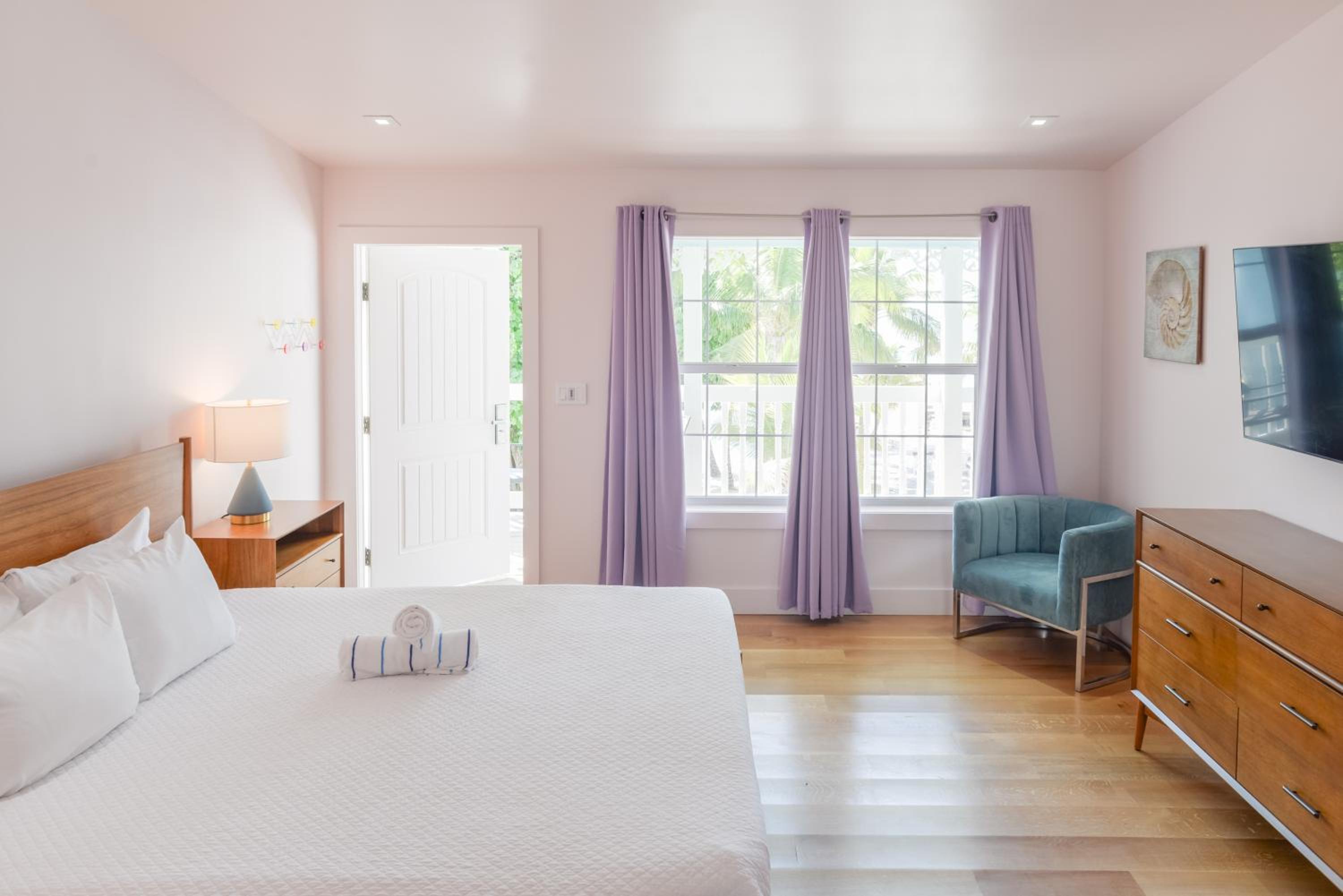 Waterfront Deluxe Room with King Bed photo 1