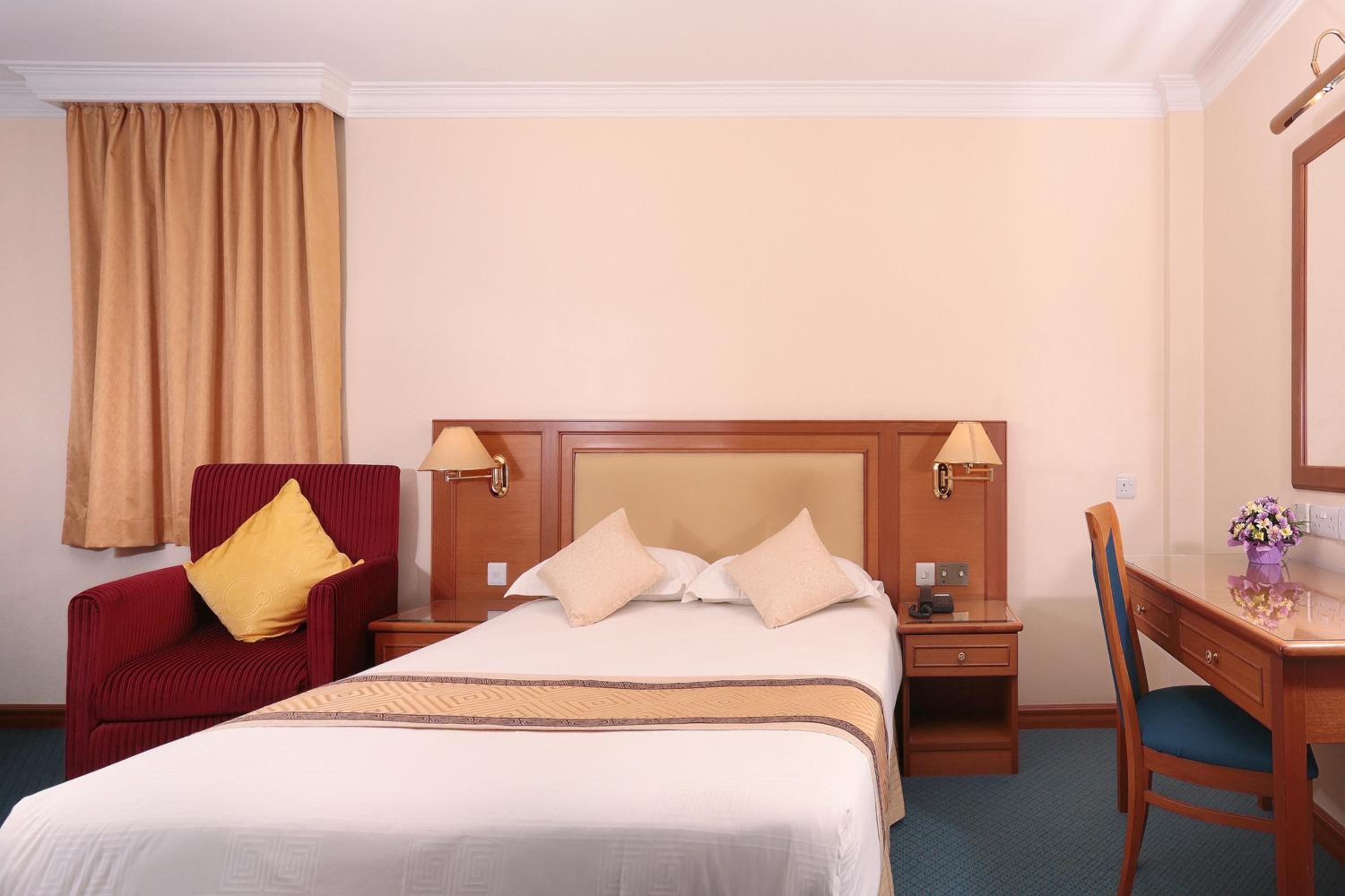 Queen Room photo 2