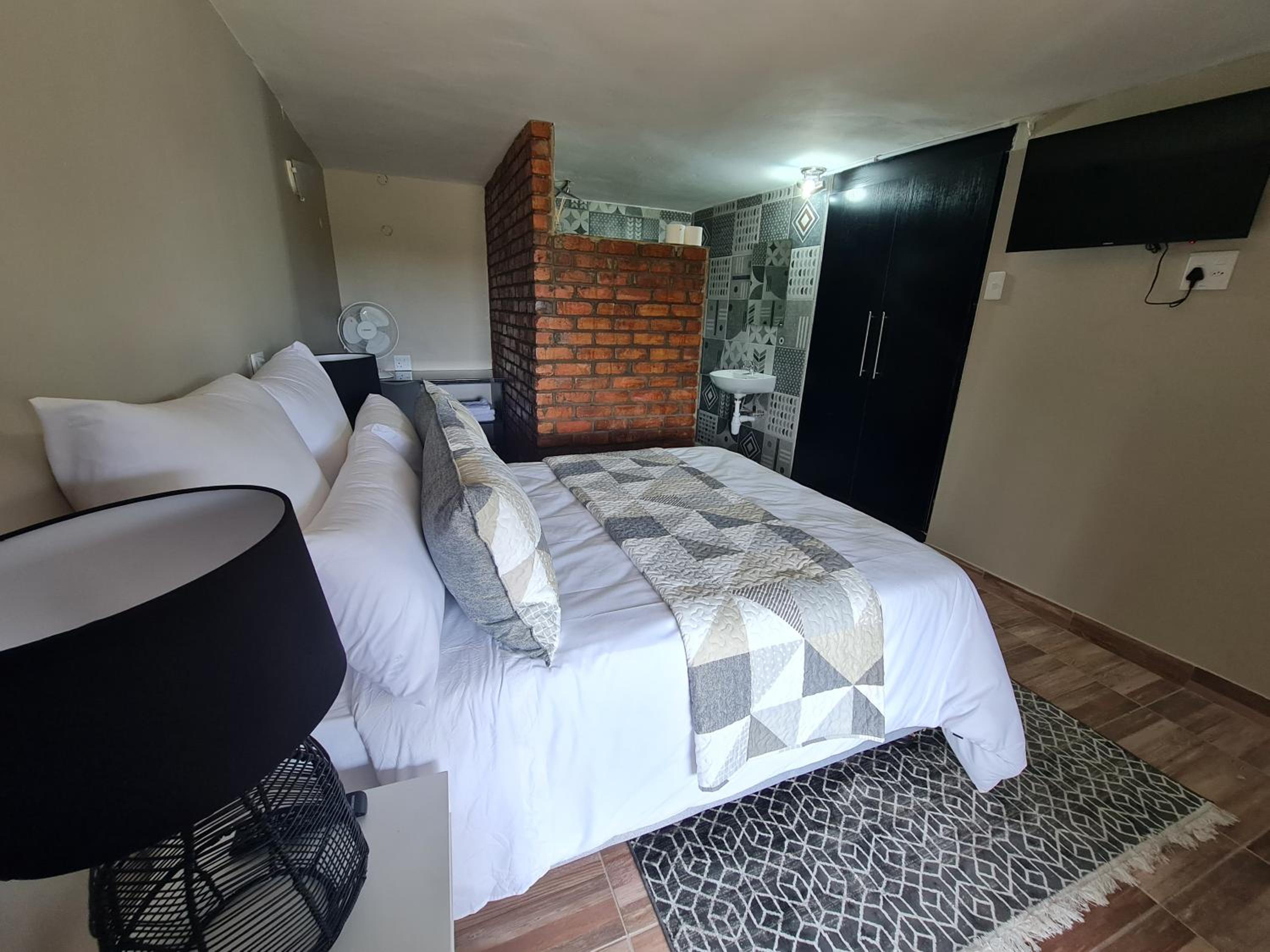 Deluxe Double Room with Shower - Photo 5