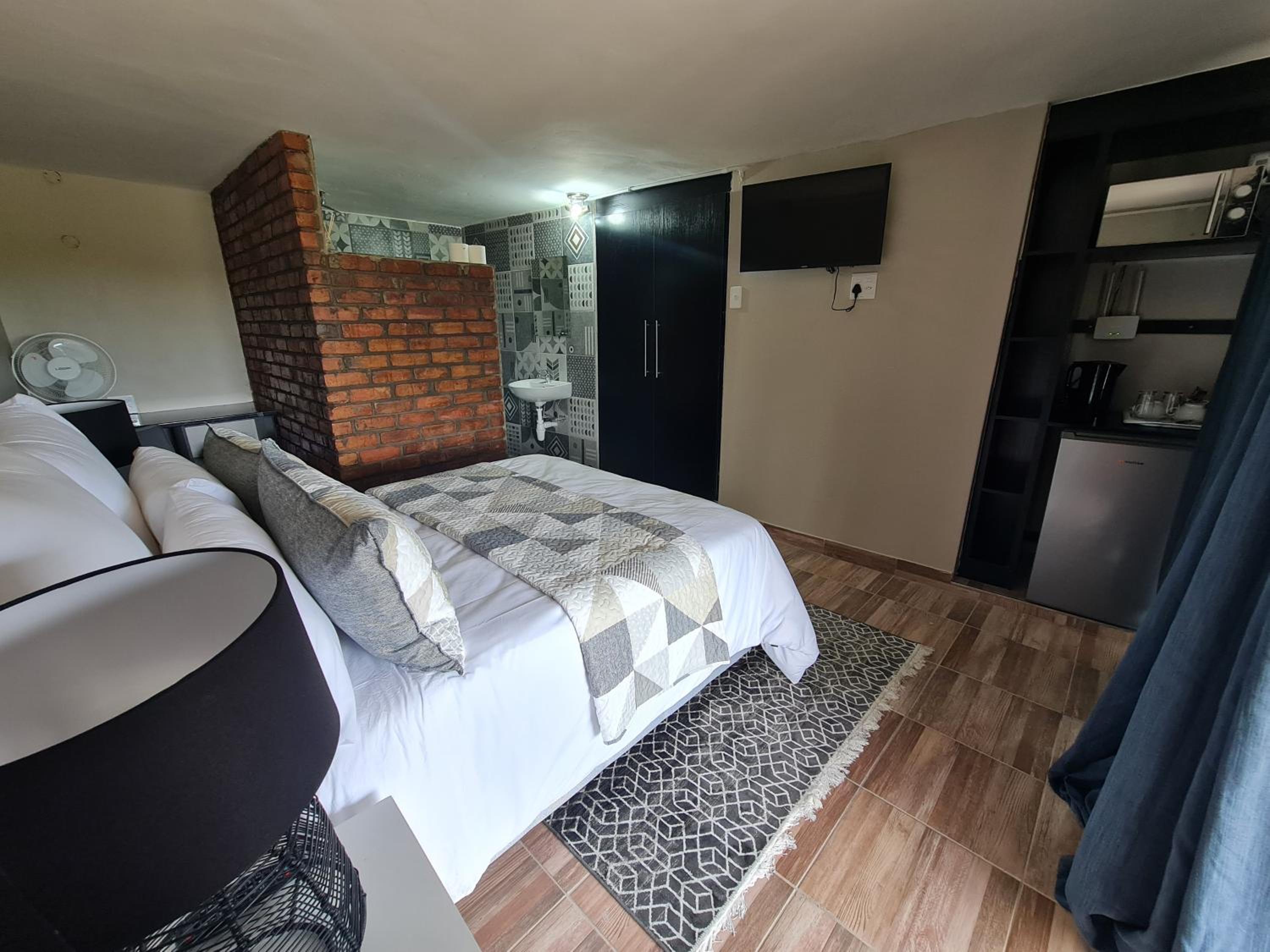 Deluxe Double Room with Shower - Photo 6
