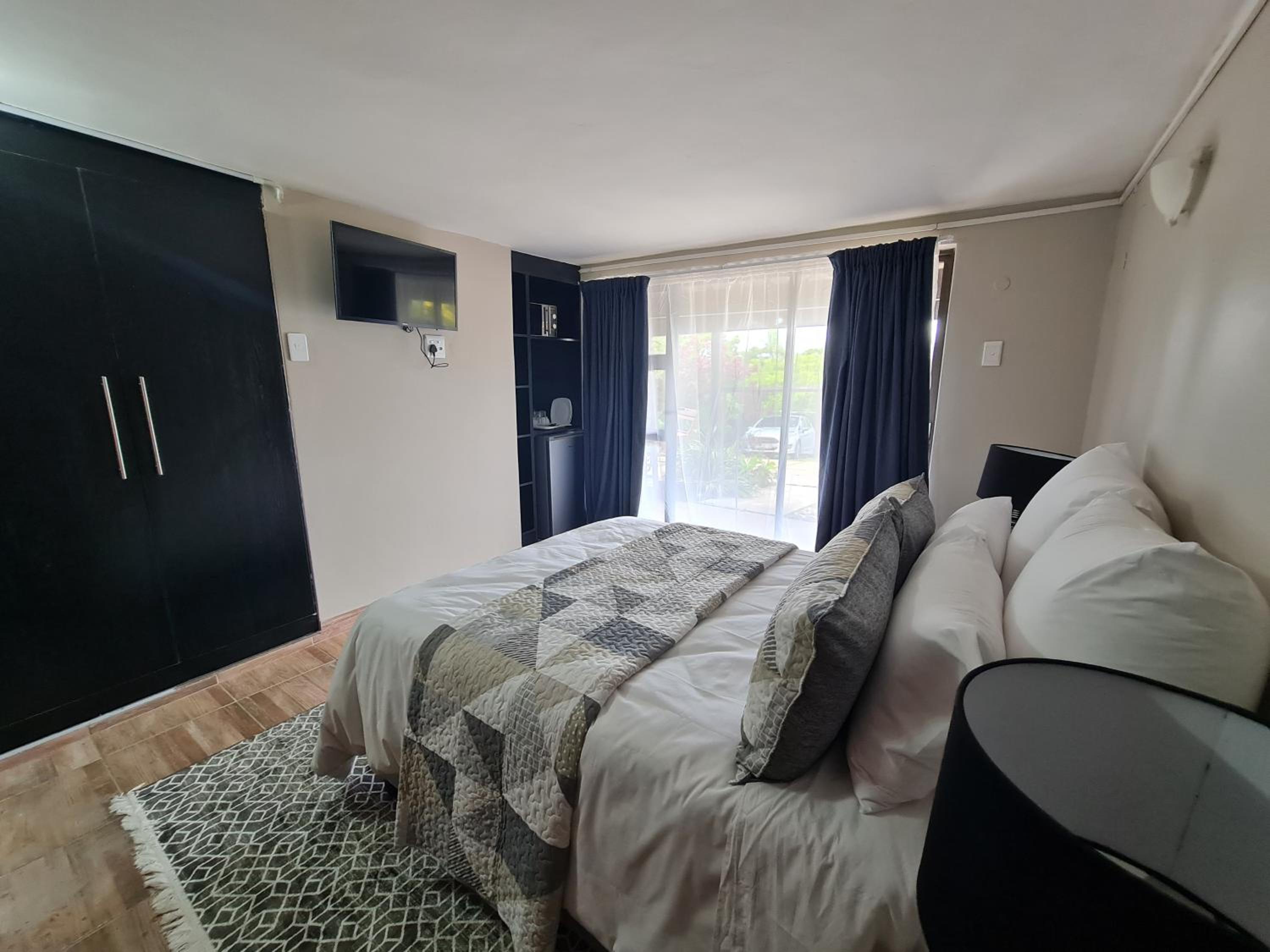Deluxe Double Room with Shower - Photo 10