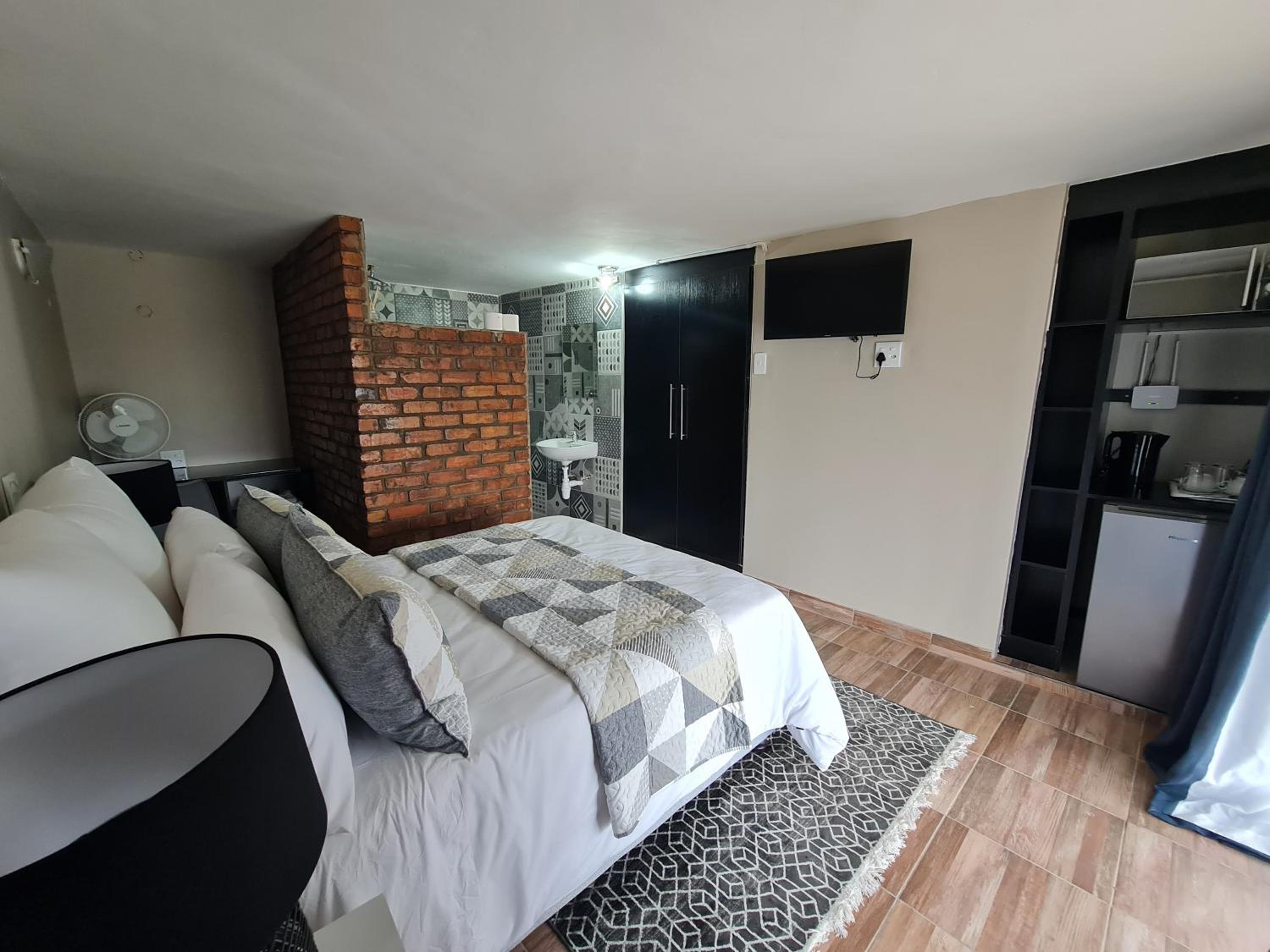 Deluxe Double Room with Shower - Photo 11