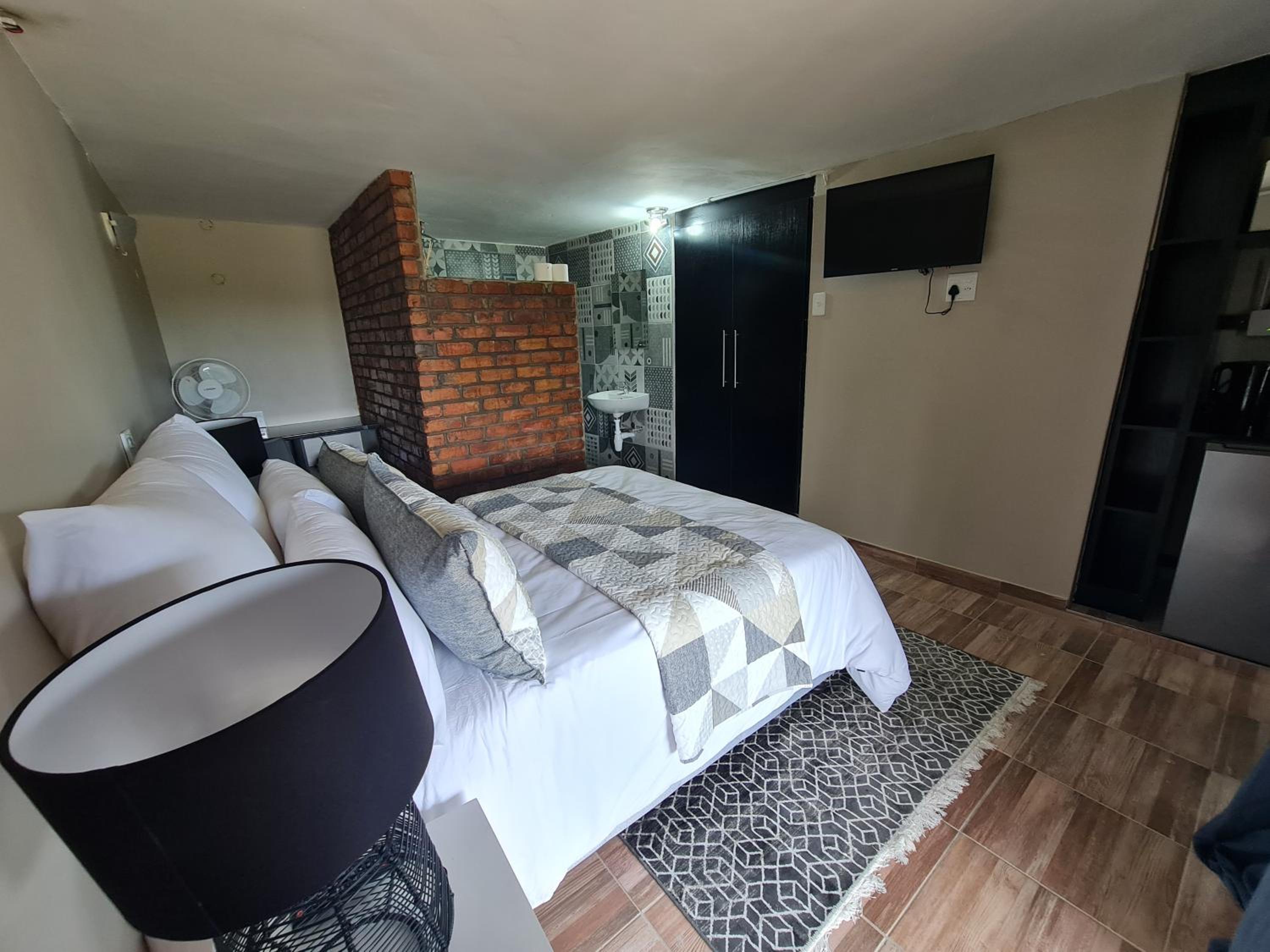Deluxe Double Room with Shower - Photo 1