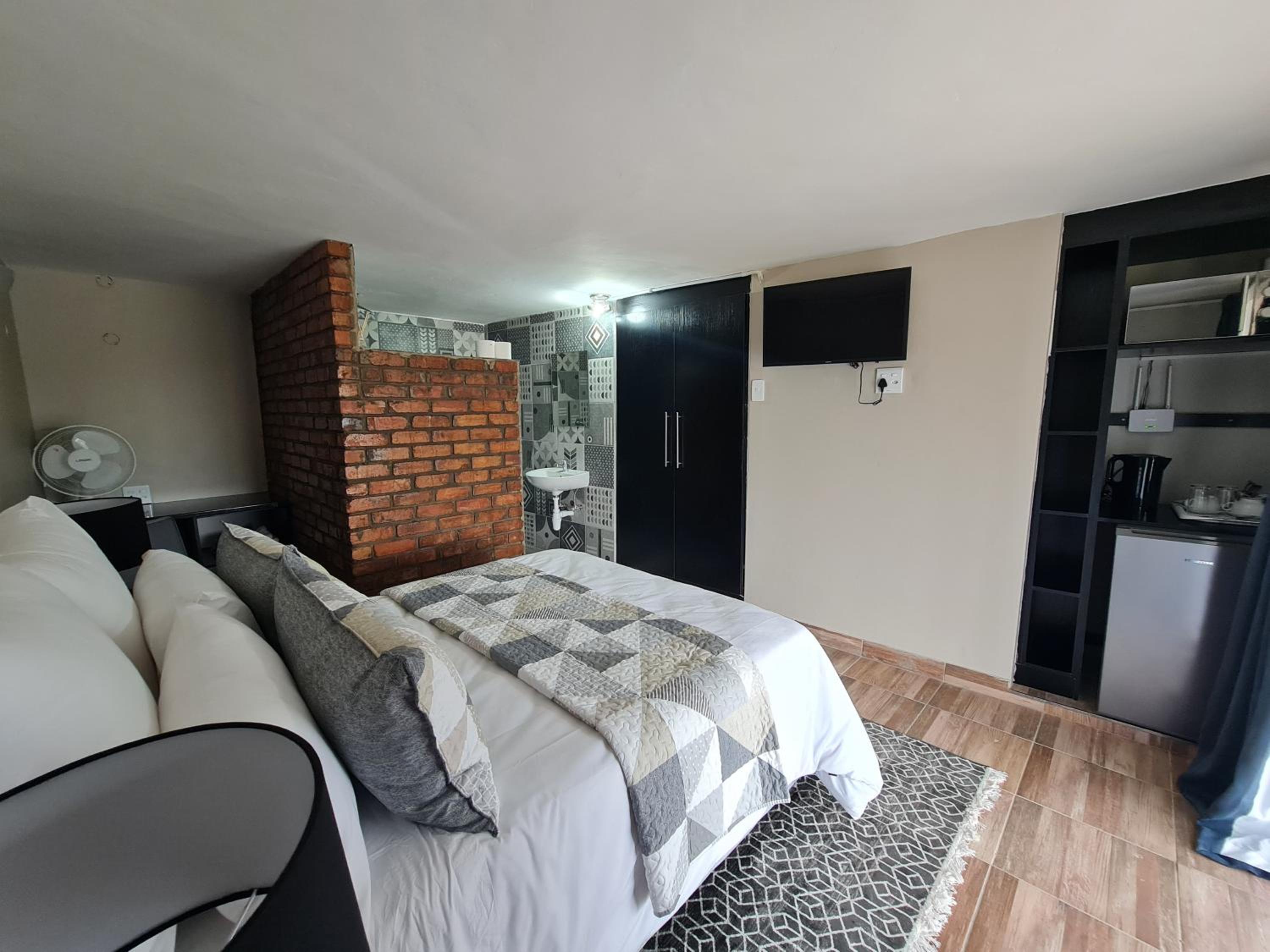 Deluxe Double Room with Shower - Photo 2