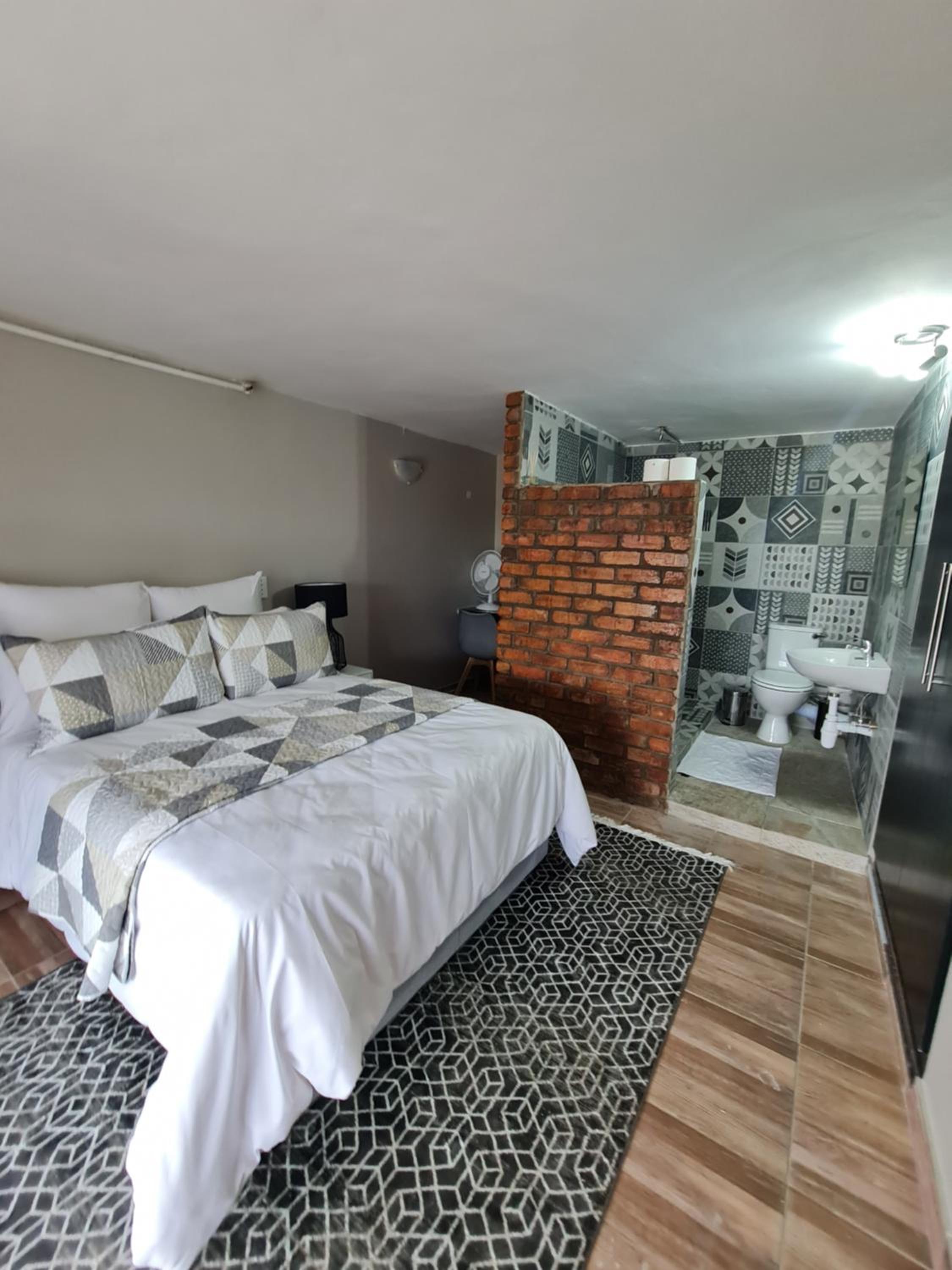 Deluxe Double Room with Shower - Photo 3