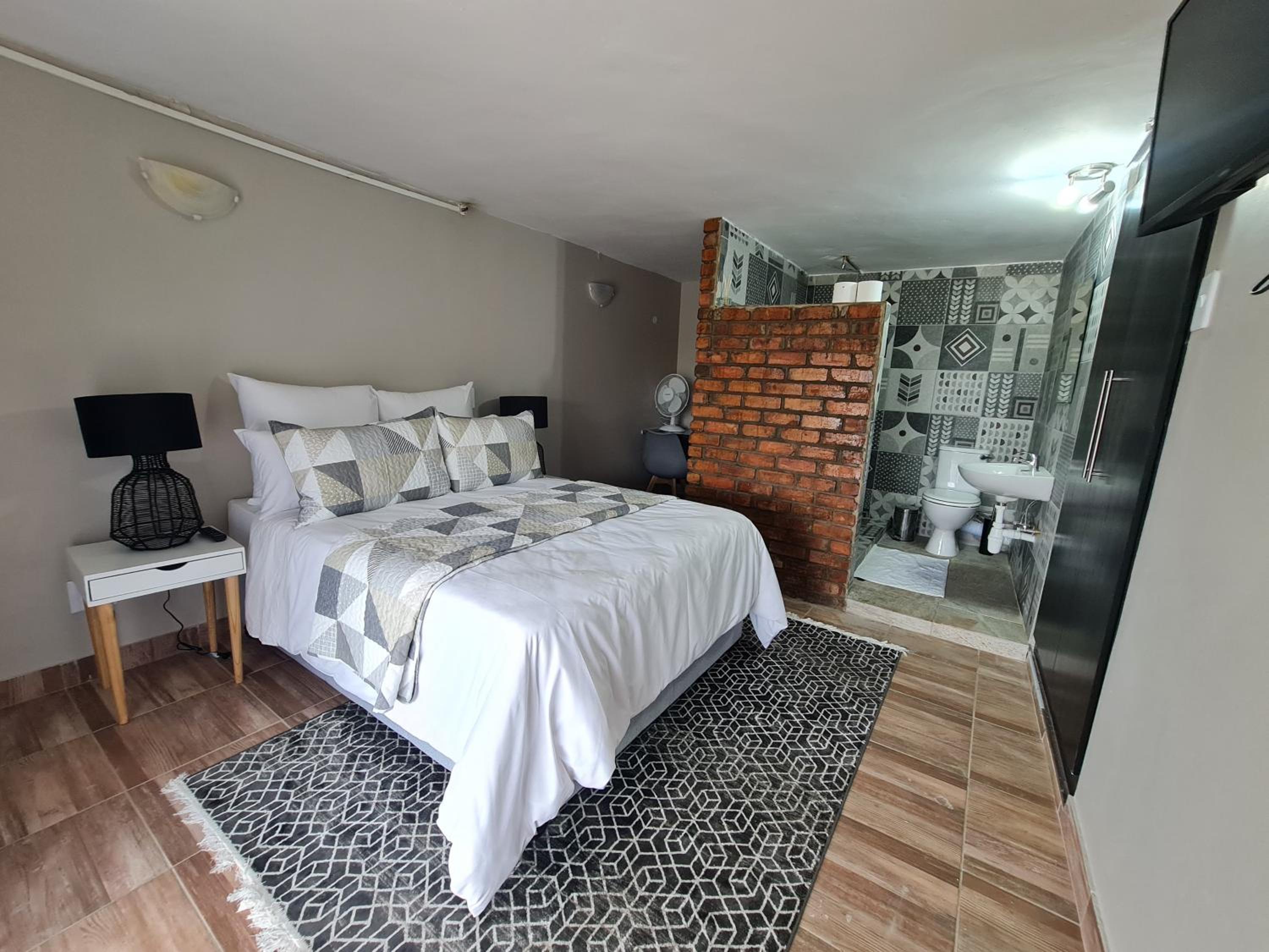 Deluxe Double Room with Shower - Photo 4