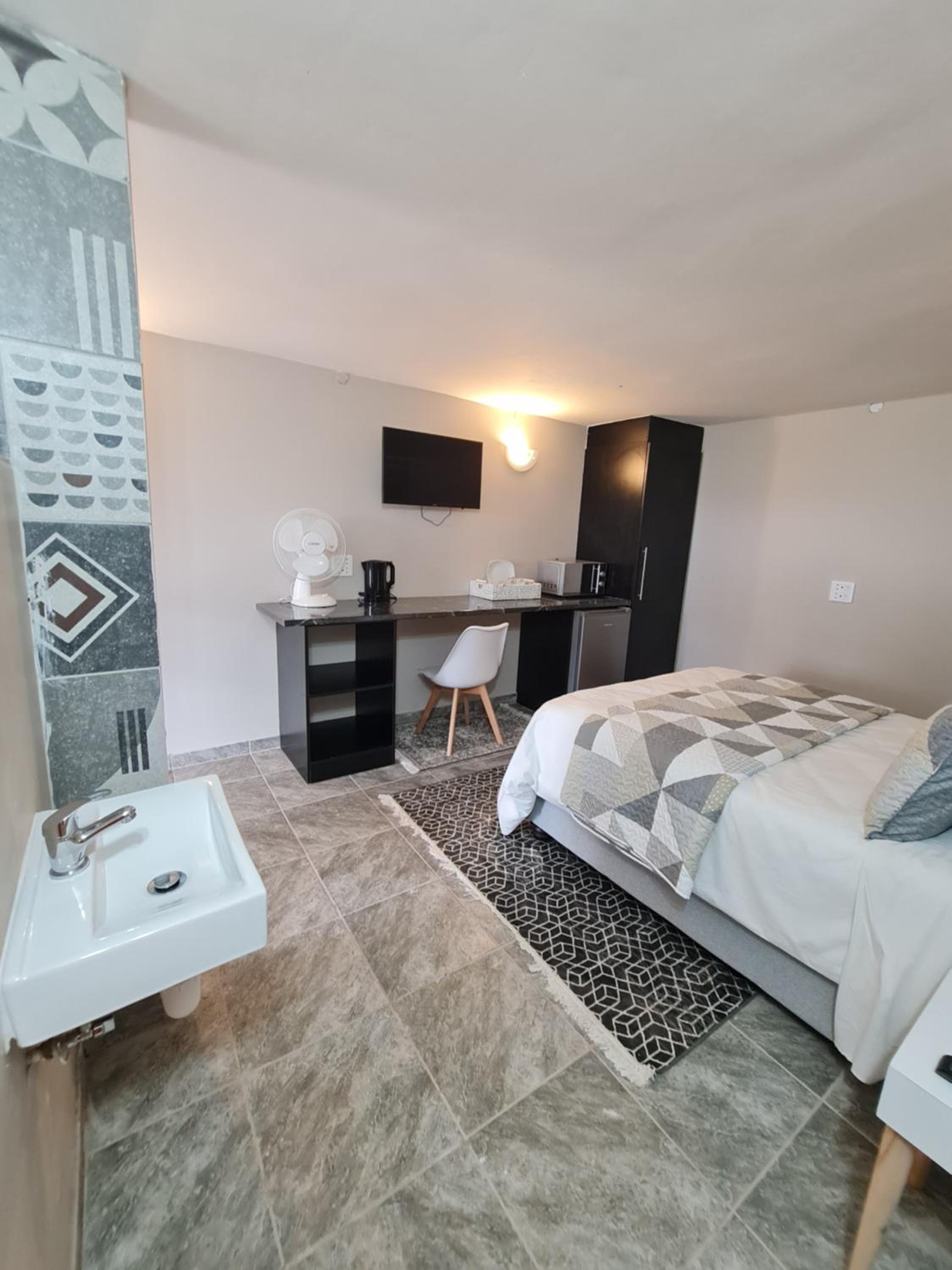 Deluxe Room - Photo 7