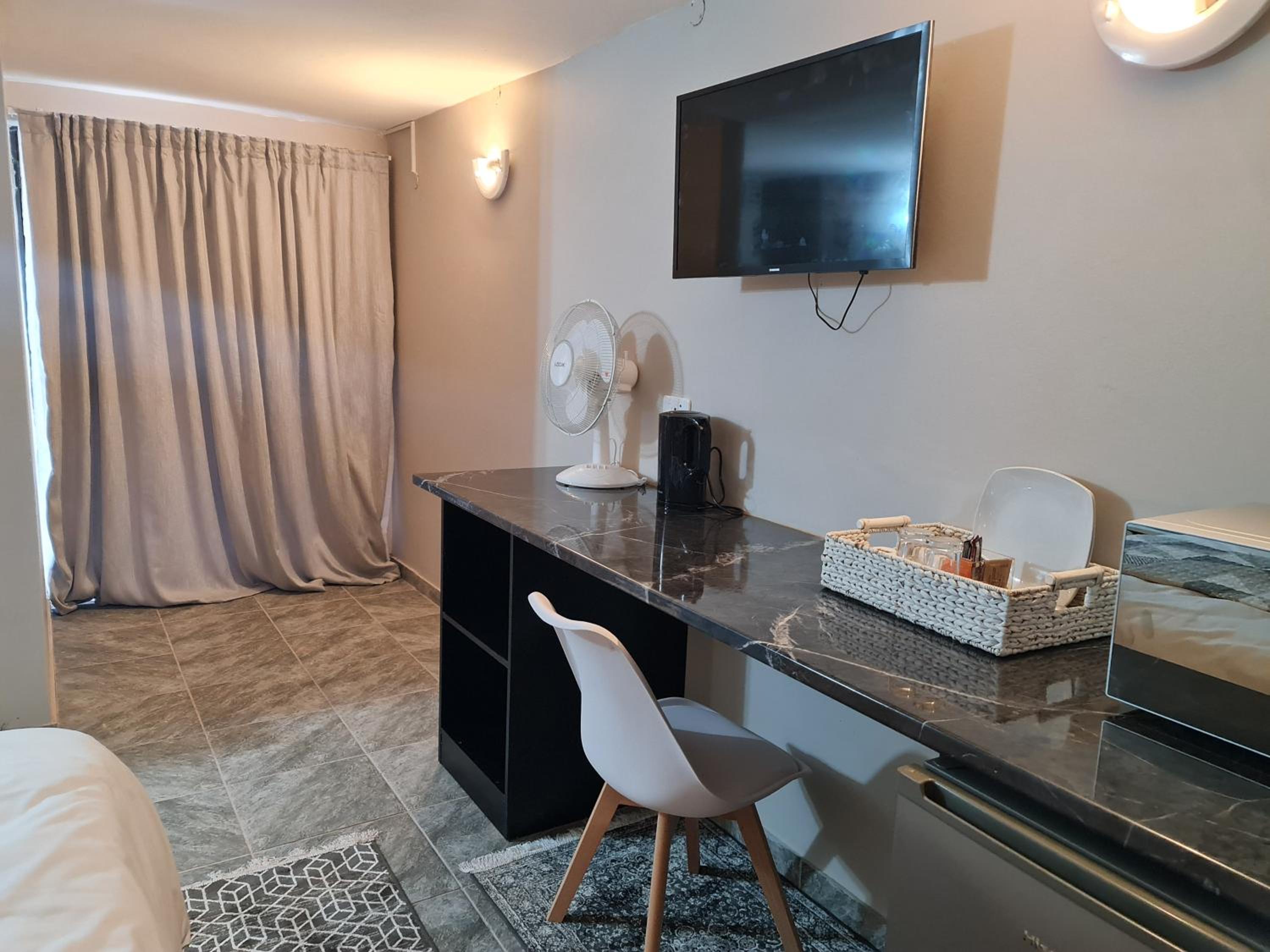 Deluxe Room - Photo 9