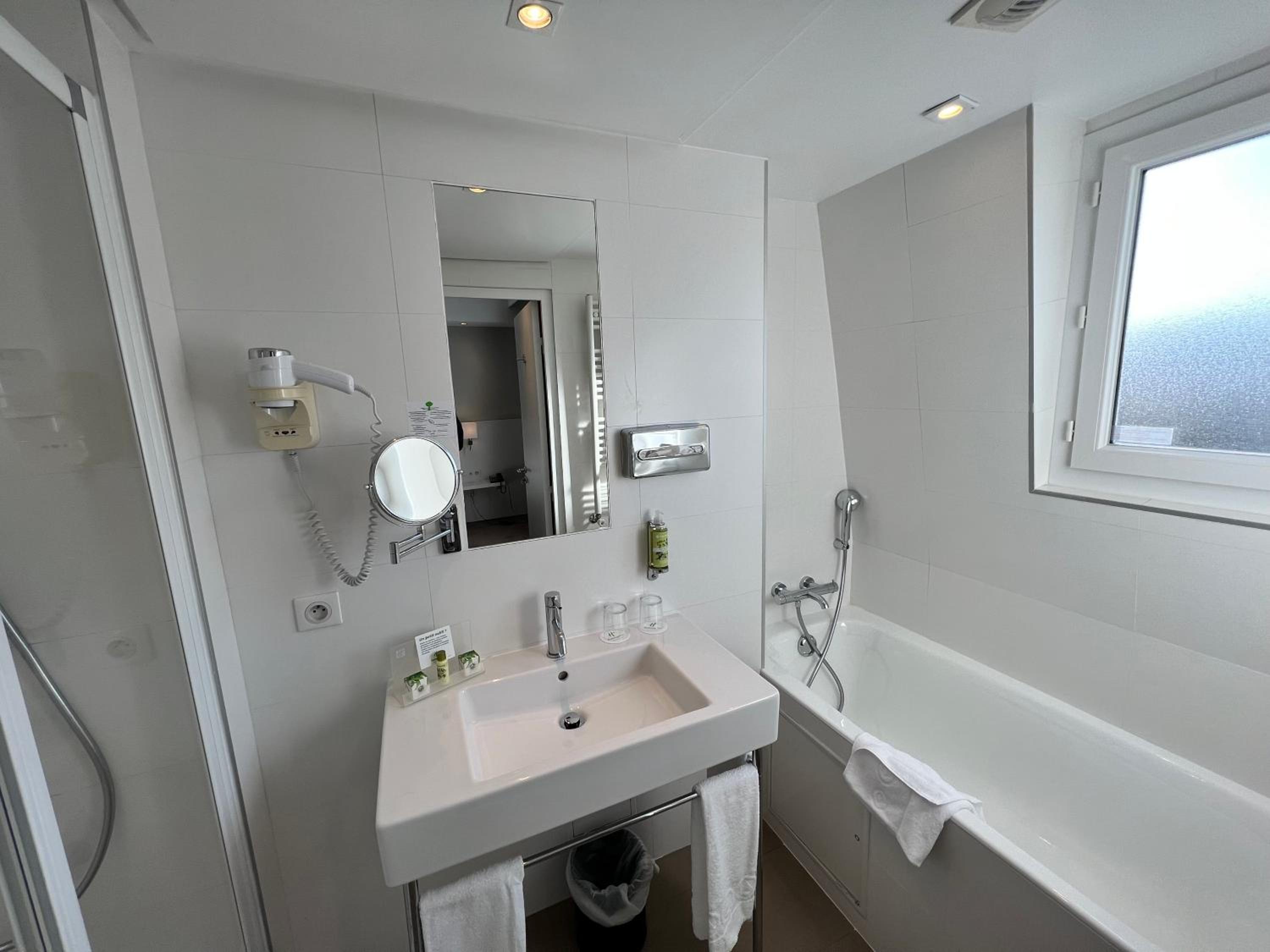Standard Double Room with Single Sofa Bed thumbnail 5