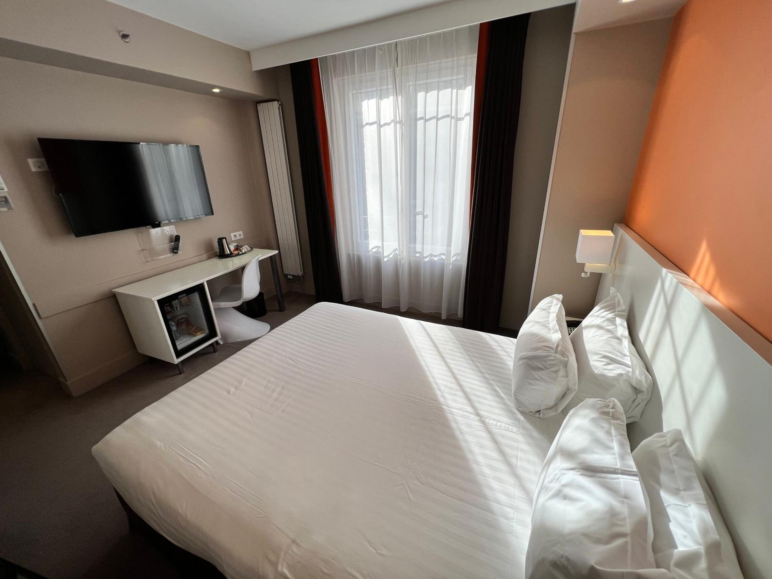 Available room thumbnail 5