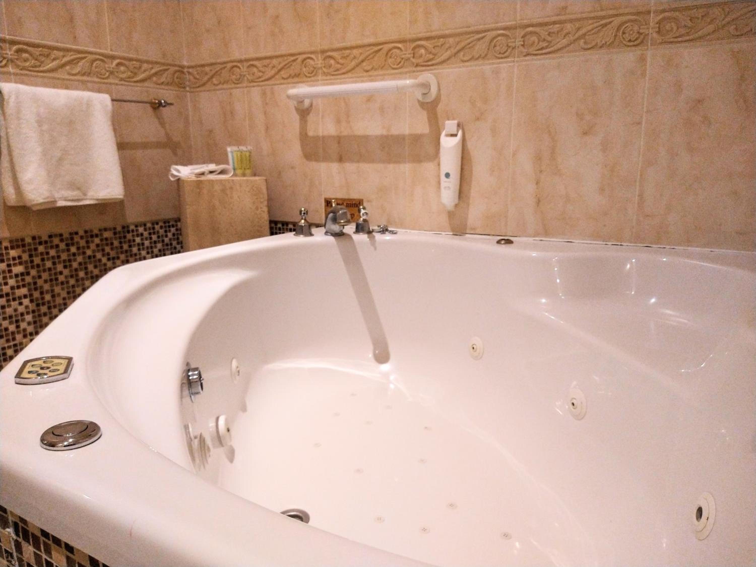 Deluxe Suite with Spa Bath - Photo 7