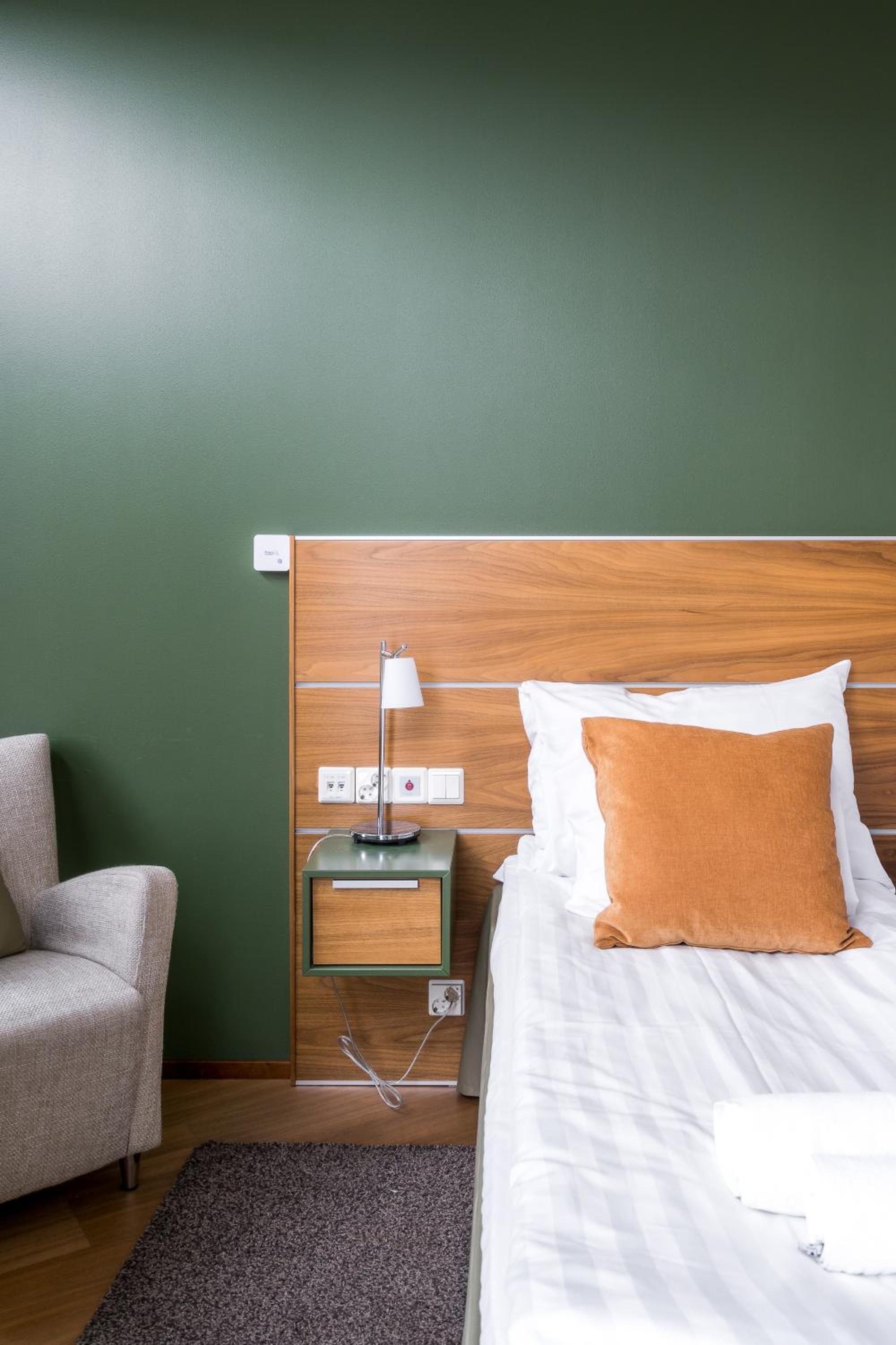 Standard Twin Room thumbnail 5
