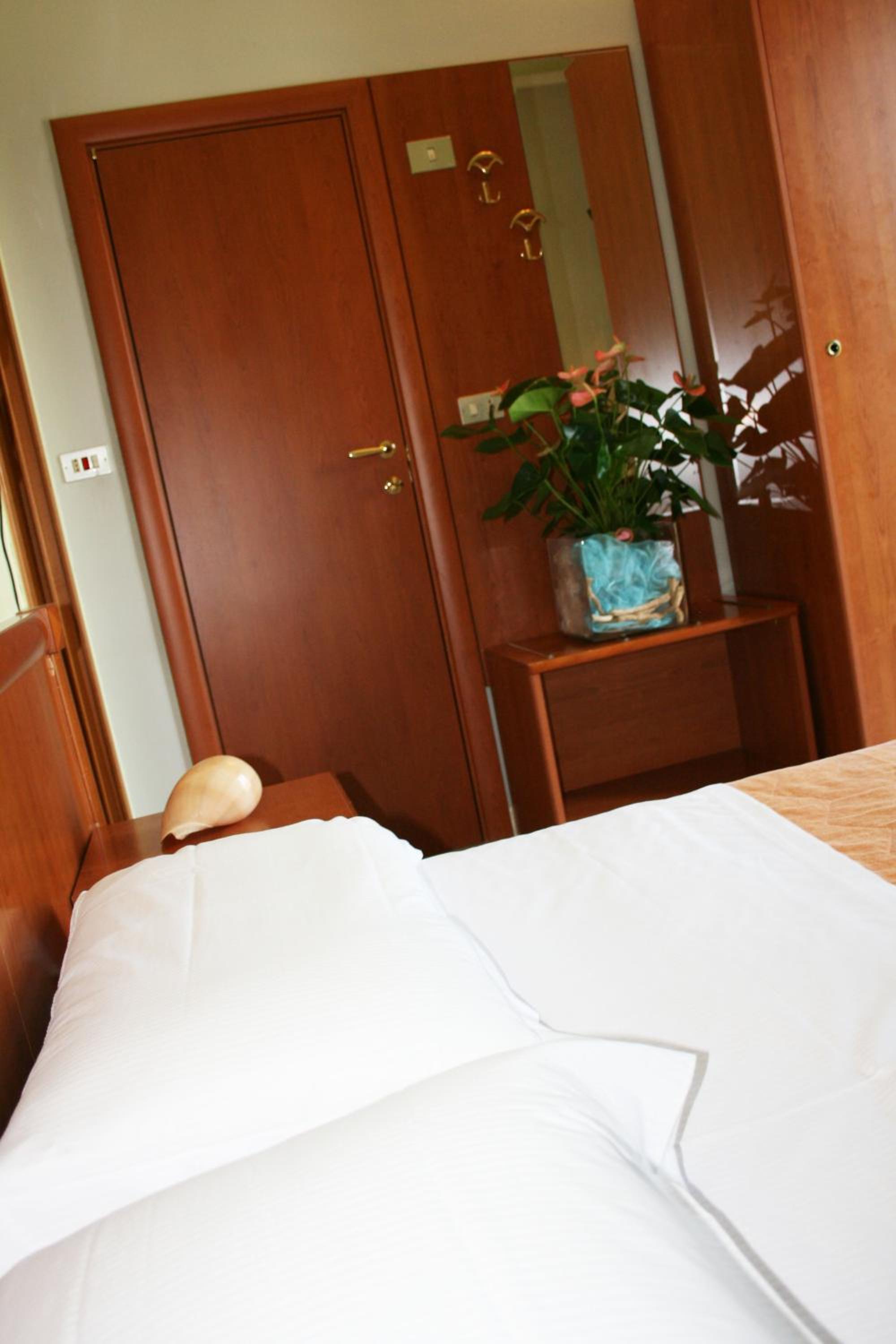 Double Room - Photo 10
