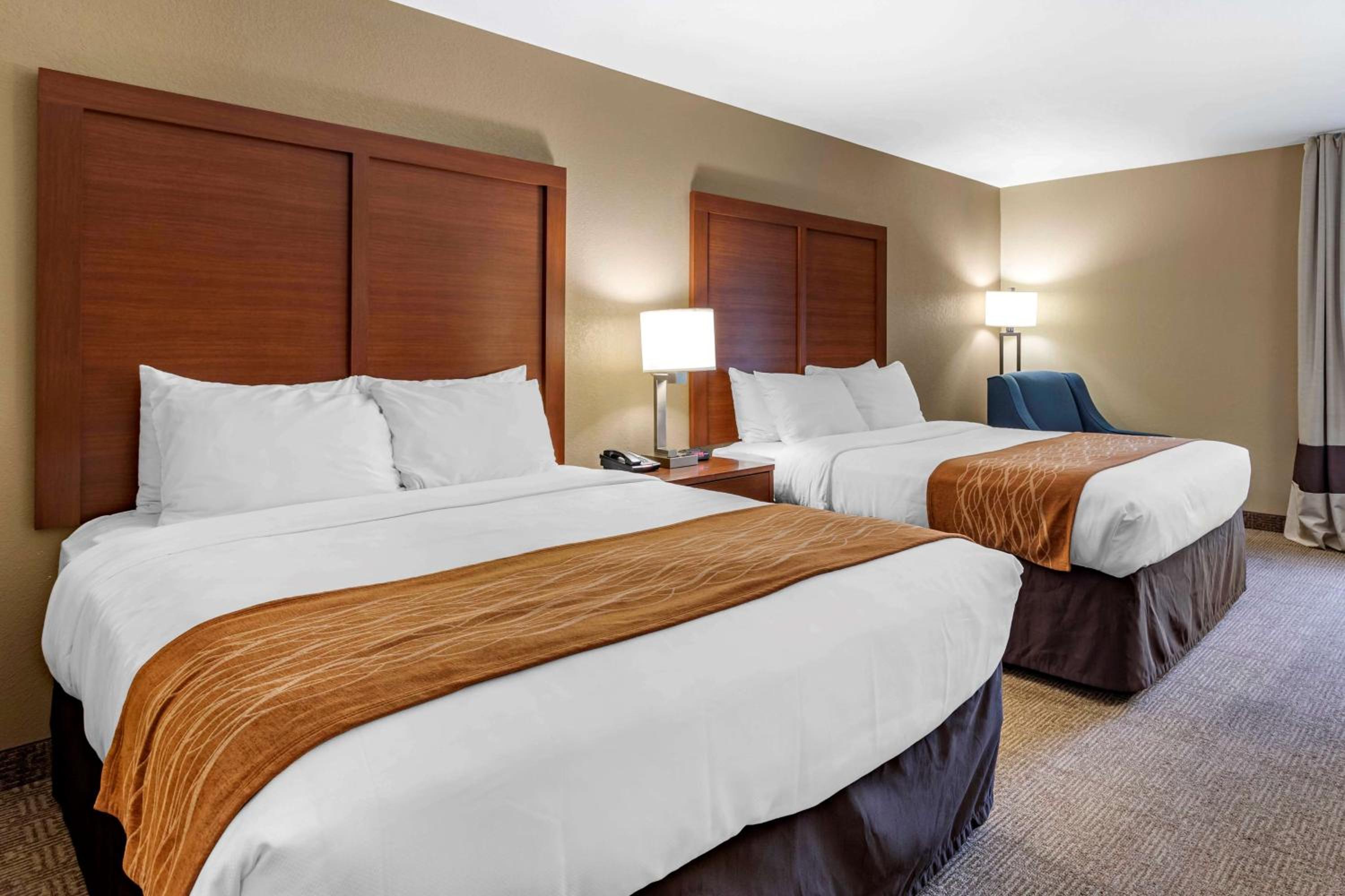 Queen Room with Two Queen Beds - Non-Smoking - Photo 1