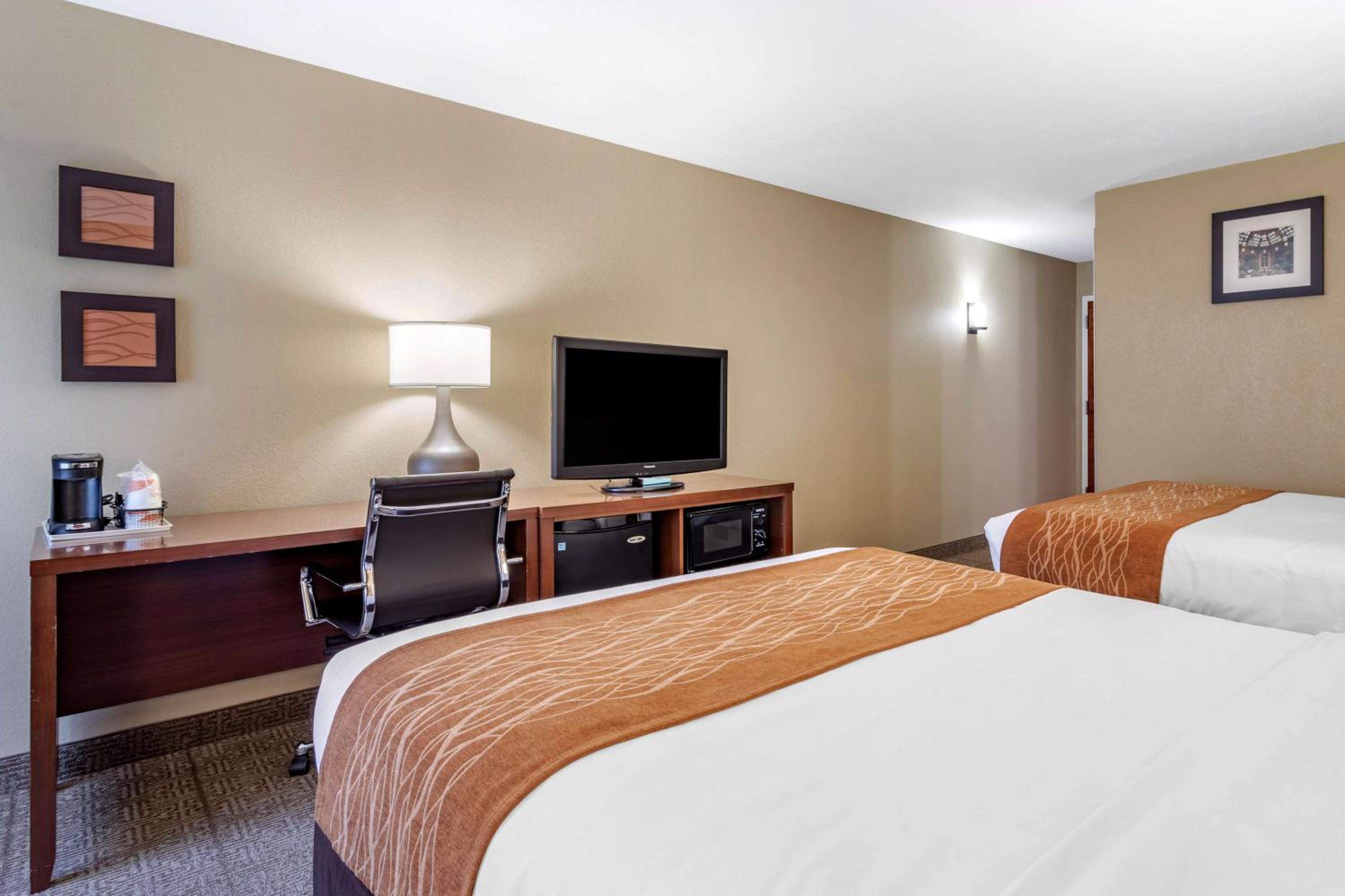 Queen Room with Two Queen Beds - Non-Smoking - Photo 3