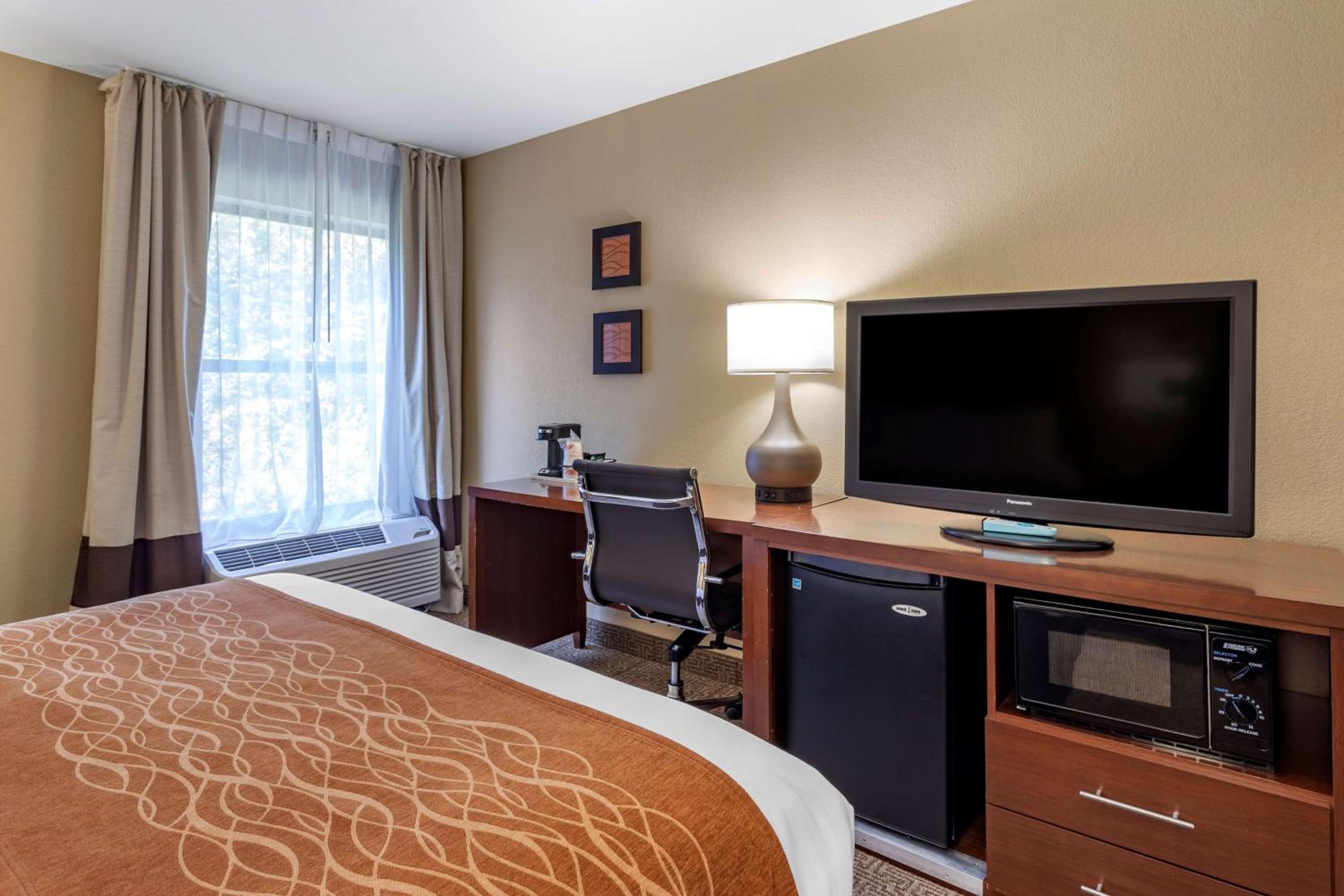 Queen Room with Two Queen Beds - Non-Smoking - Photo 2