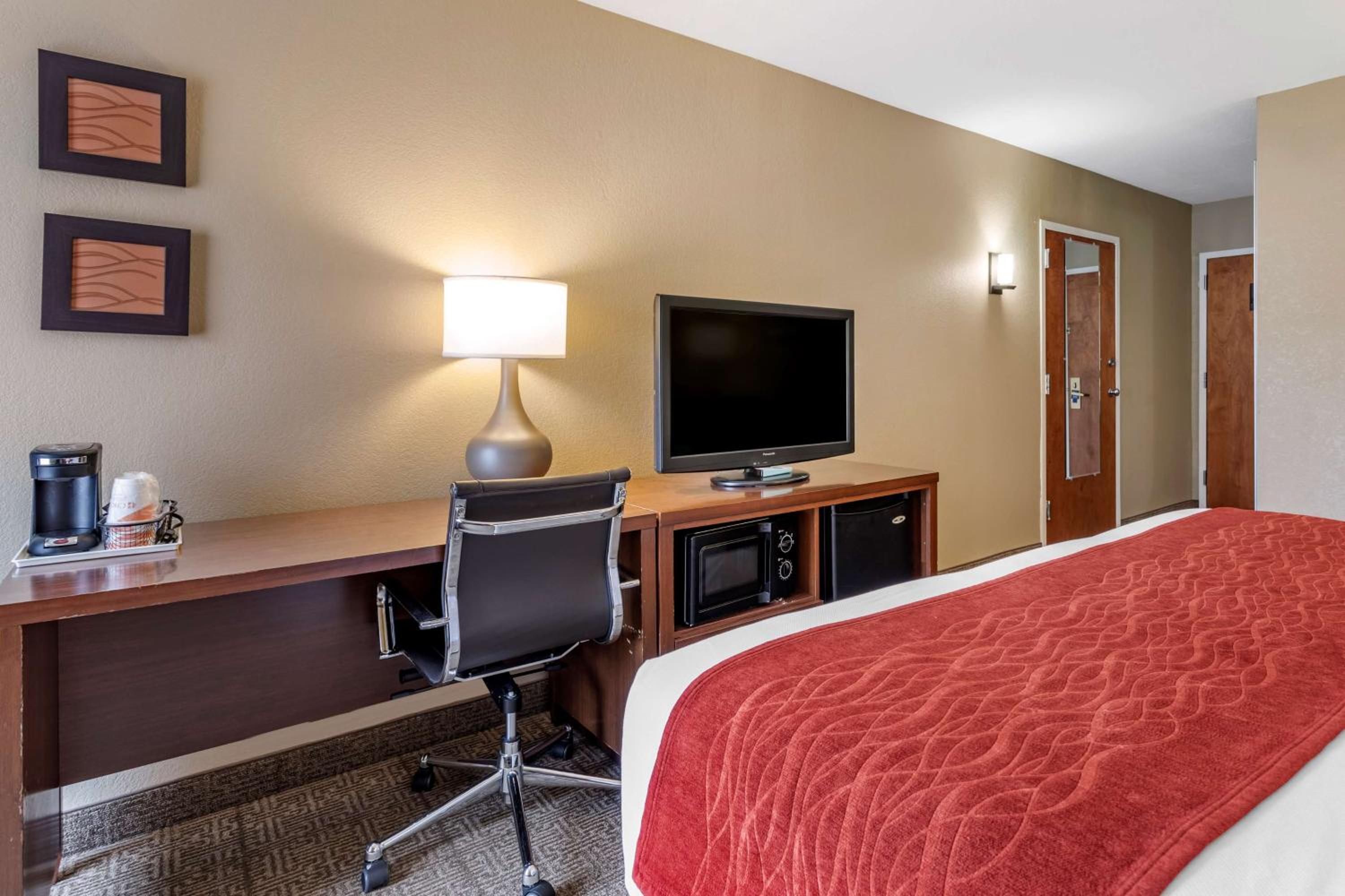 King Room - Non-Smoking - Photo 2