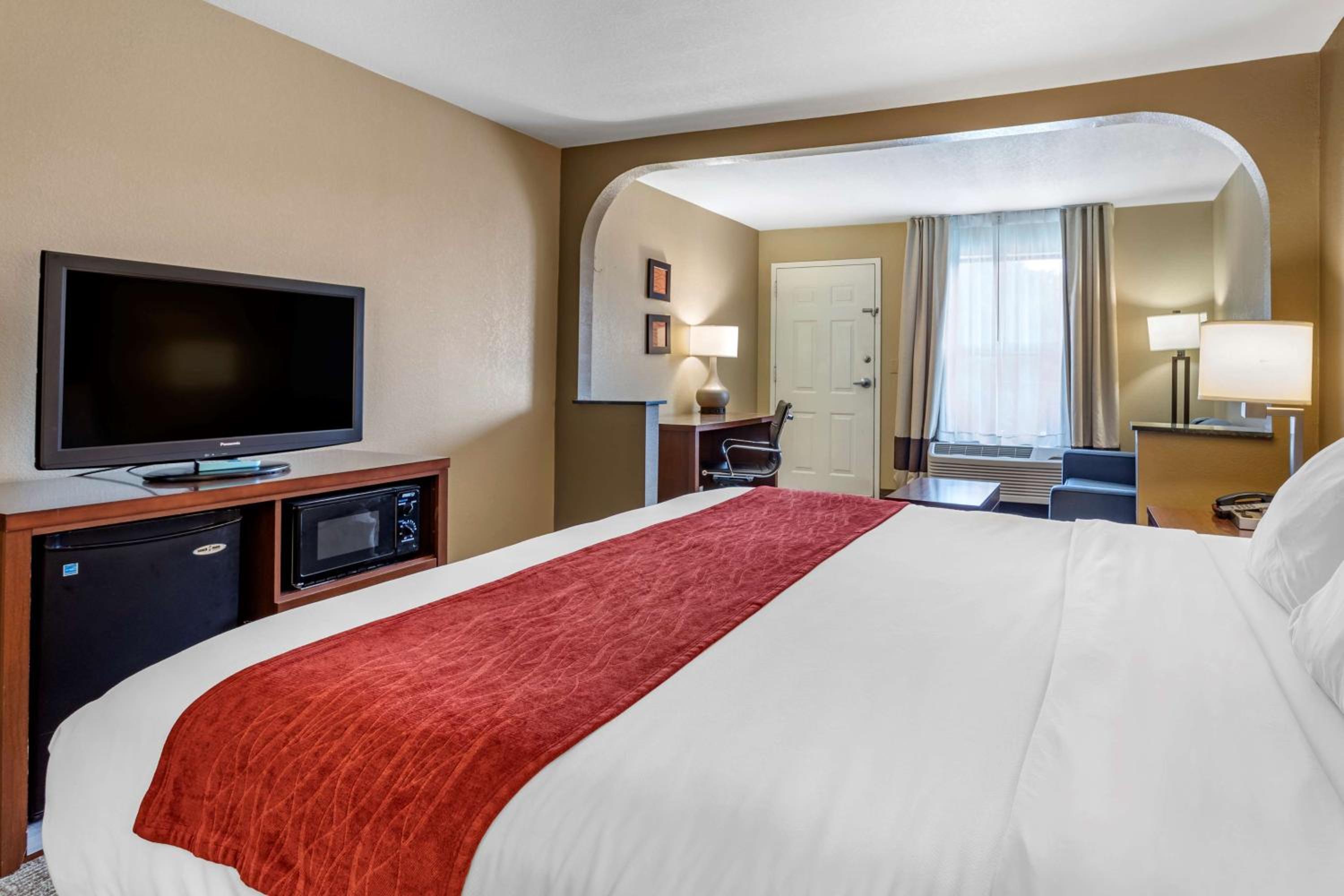 Business King Suite - Non-Smoking - Photo 3