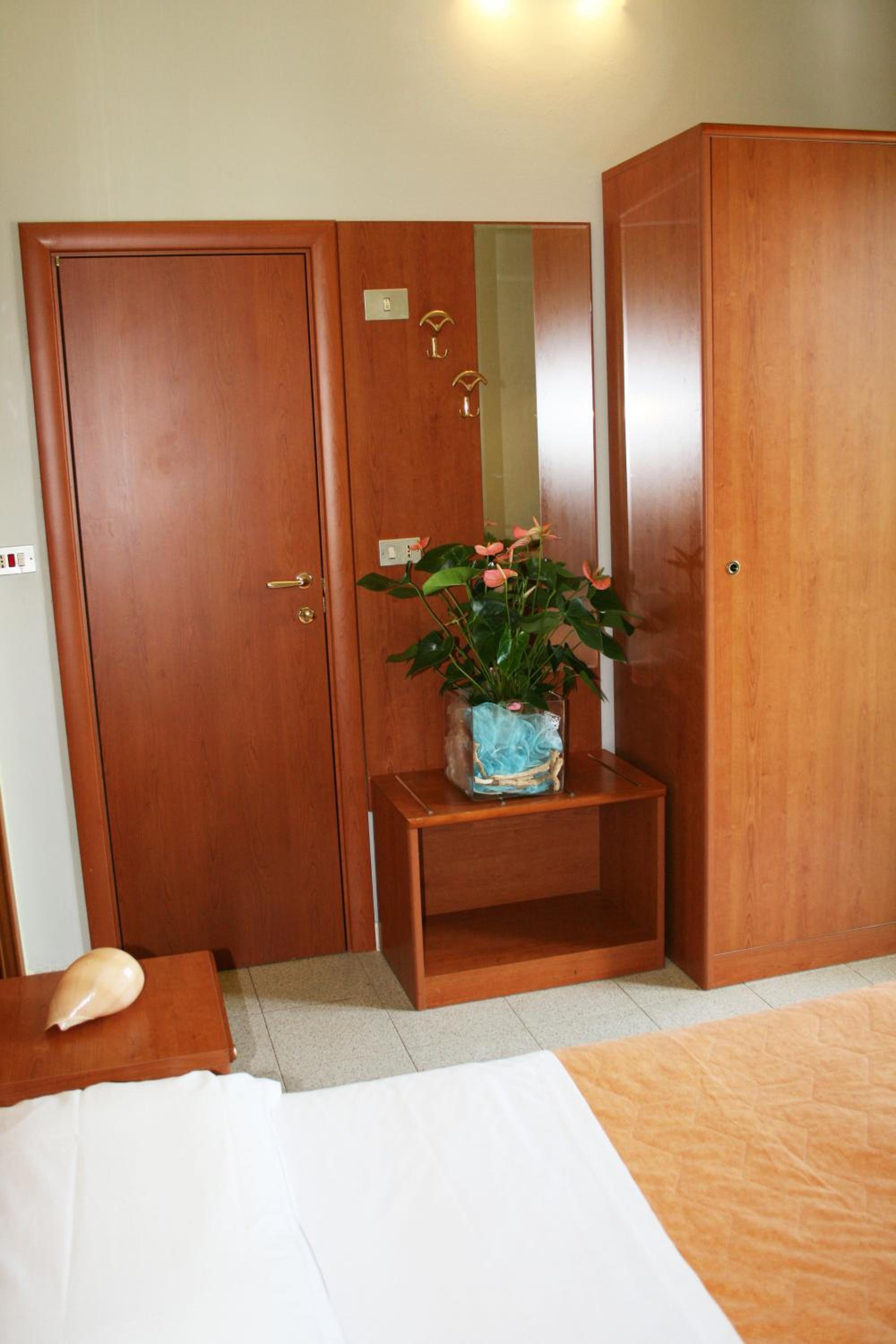 Double Room - Photo 6