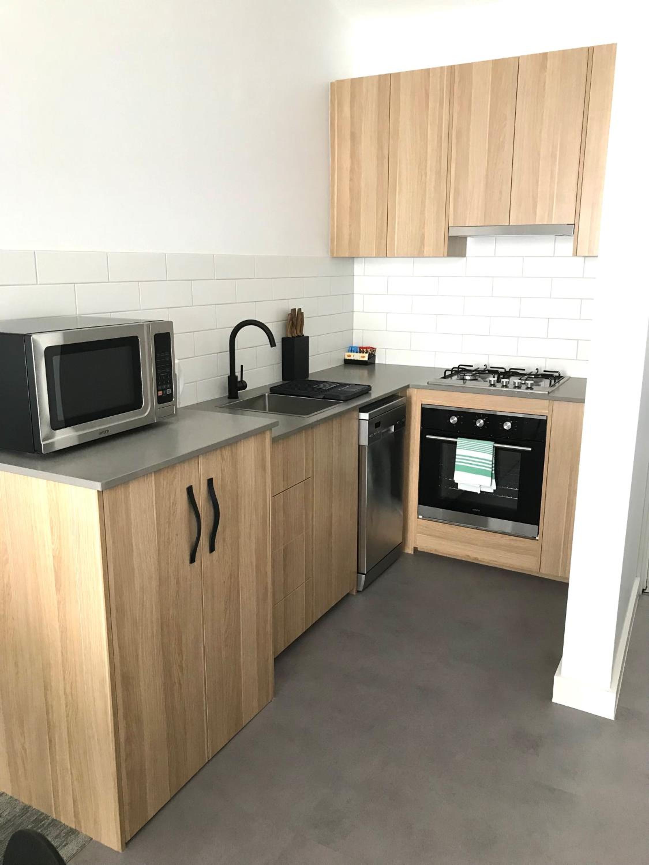 Deluxe 2B Apartment - Non Pet Friendly - Photo 3