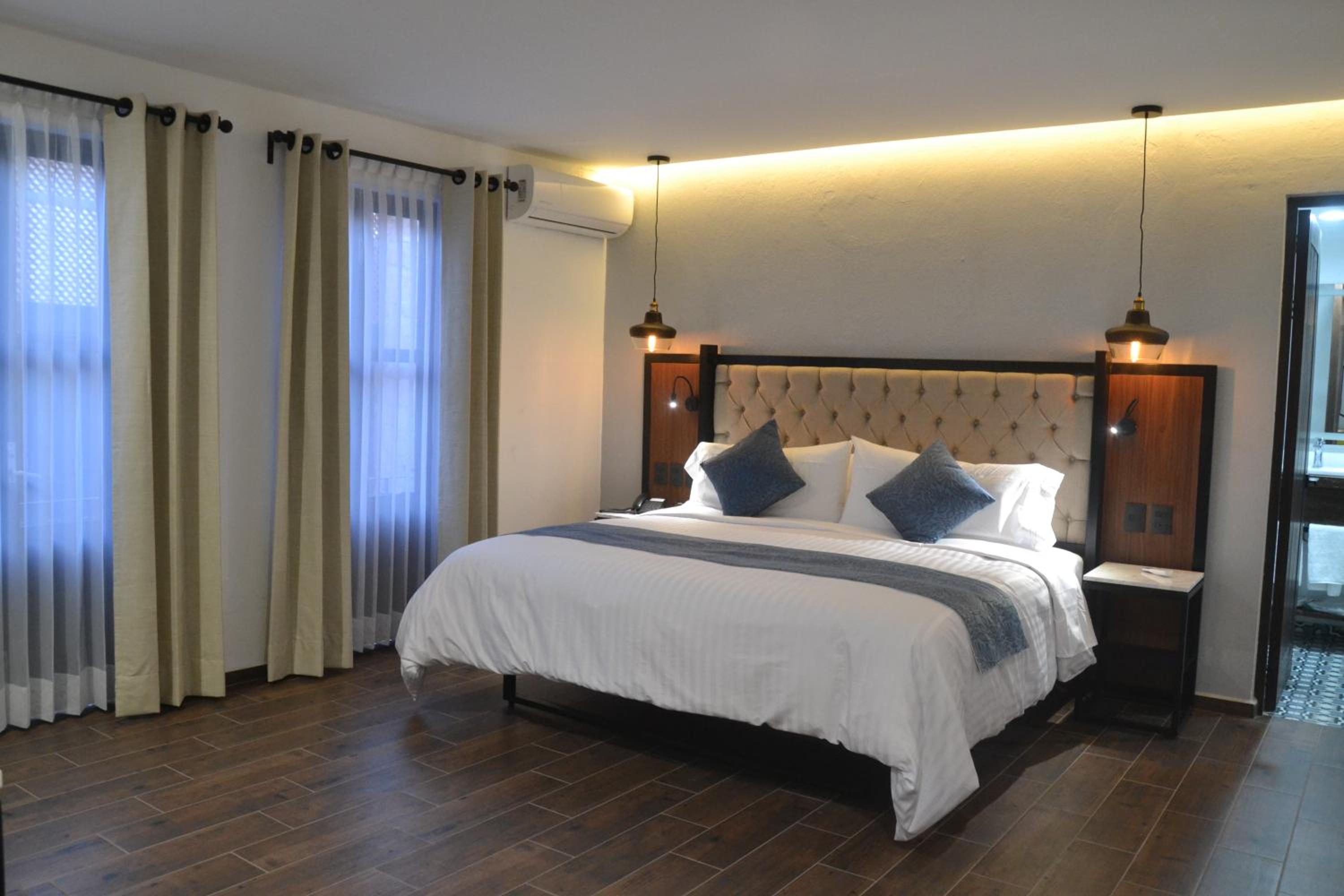 Deluxe Queen Room - Photo 2