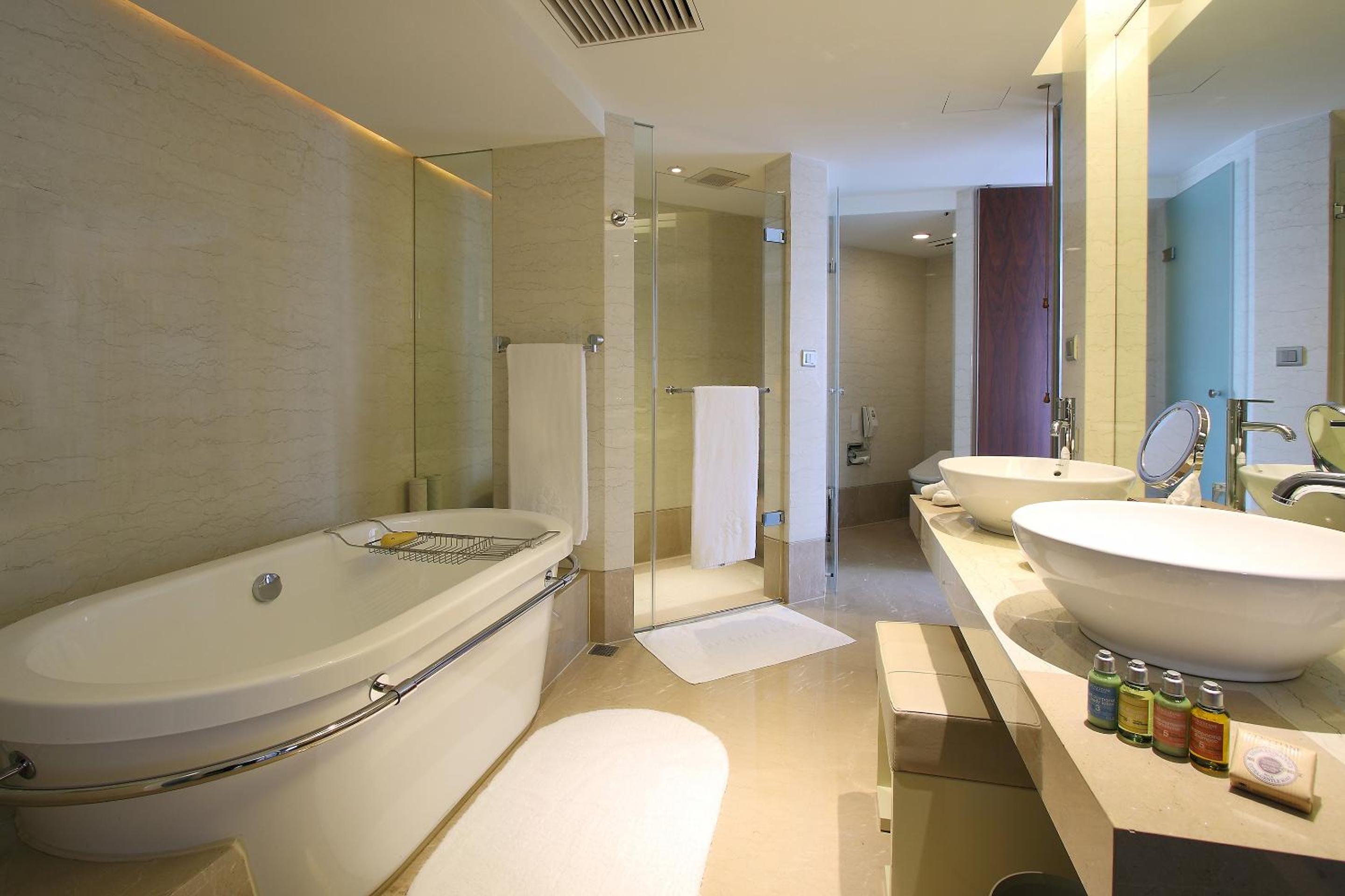 Corner Suite photo 2