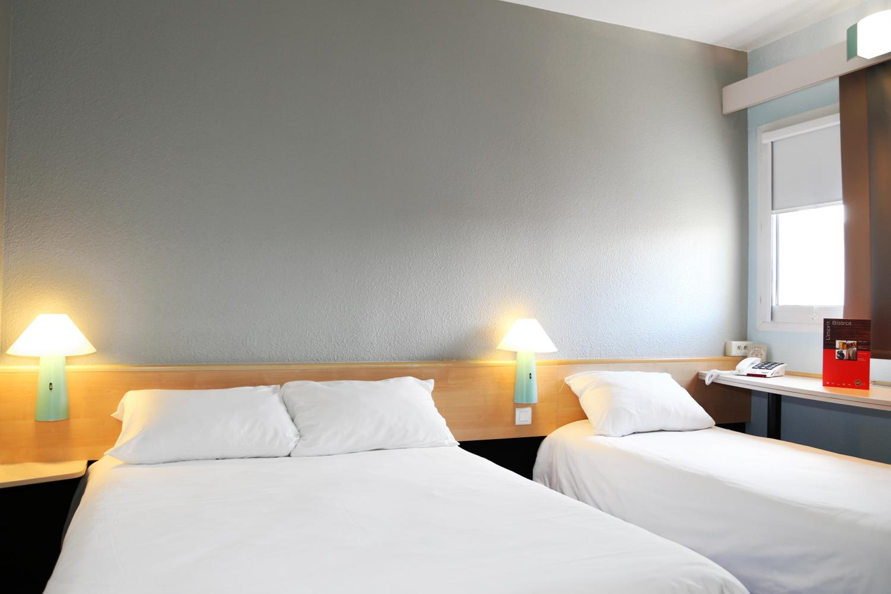 Standard Room with One Double Bed and One Single Bed - Photo 4