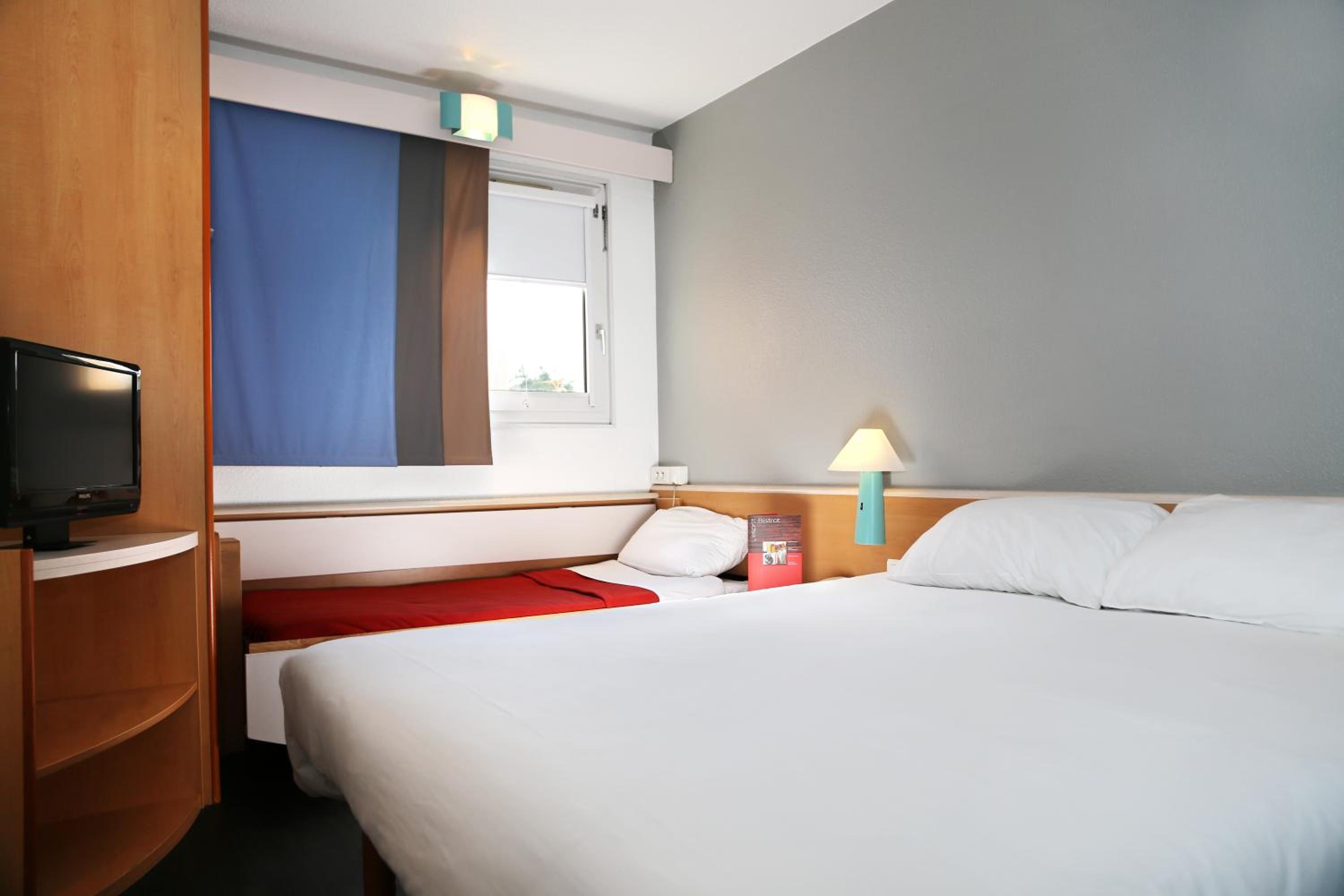 Standard Room with One Double Bed and One Single Bed - Photo 8