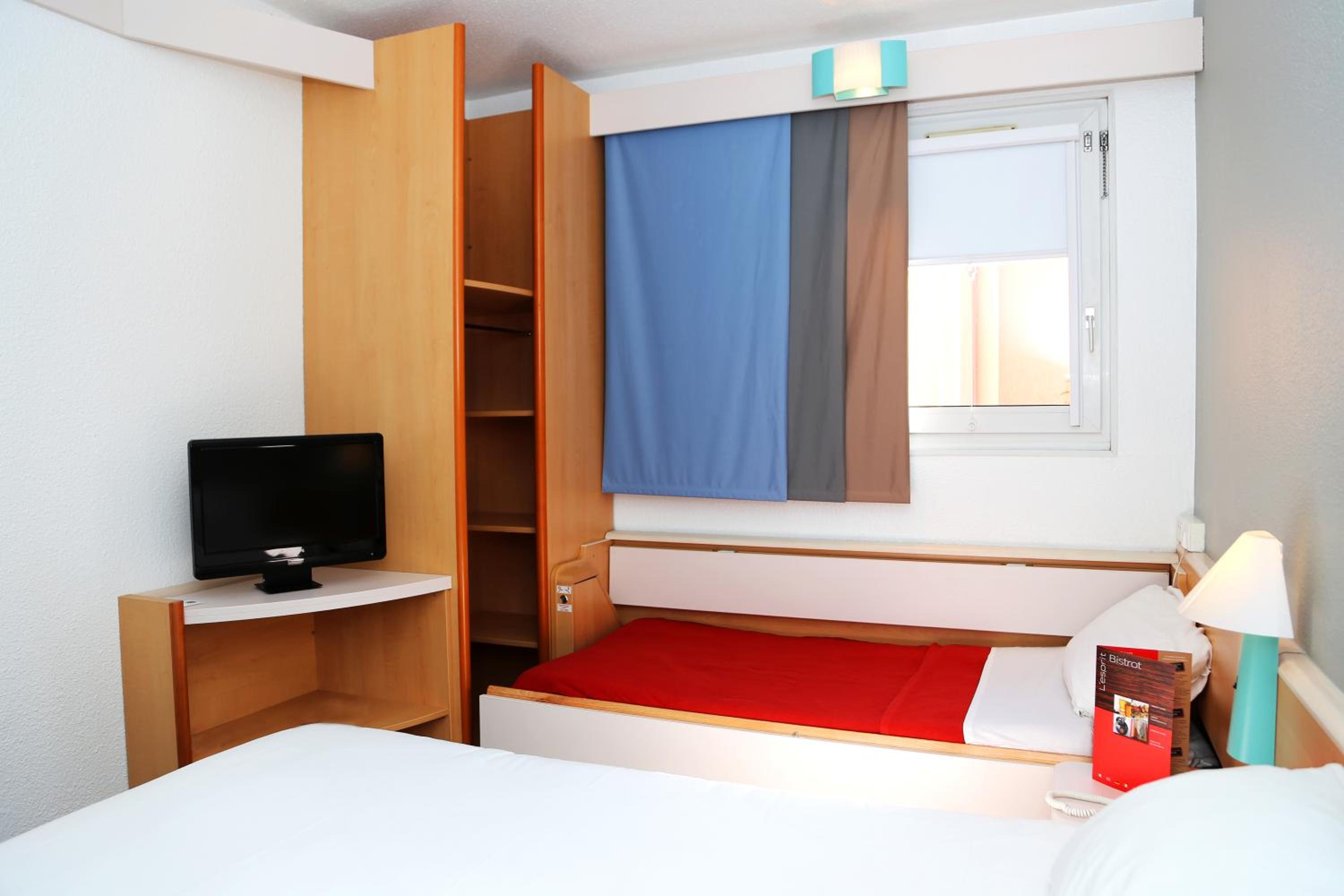 Standard Room with One Double Bed and One Single Bed - Photo 5