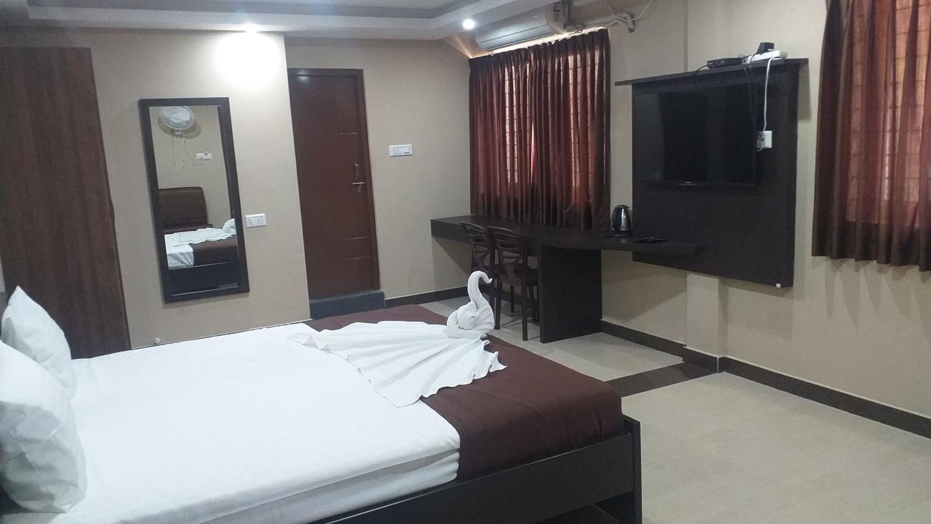 Executive Suite - Photo 7