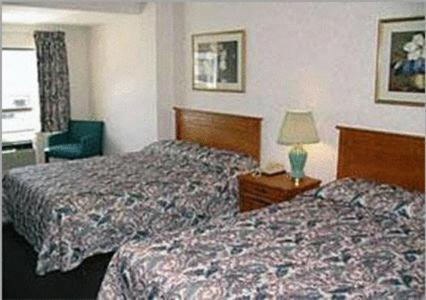 Queen Room with Two Queen Beds - Non-Smoking - Photo 3