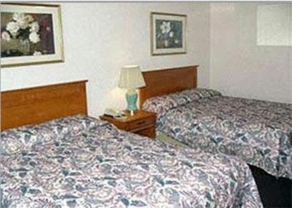 Queen Room with Two Queen Beds - Non-Smoking - Photo 1