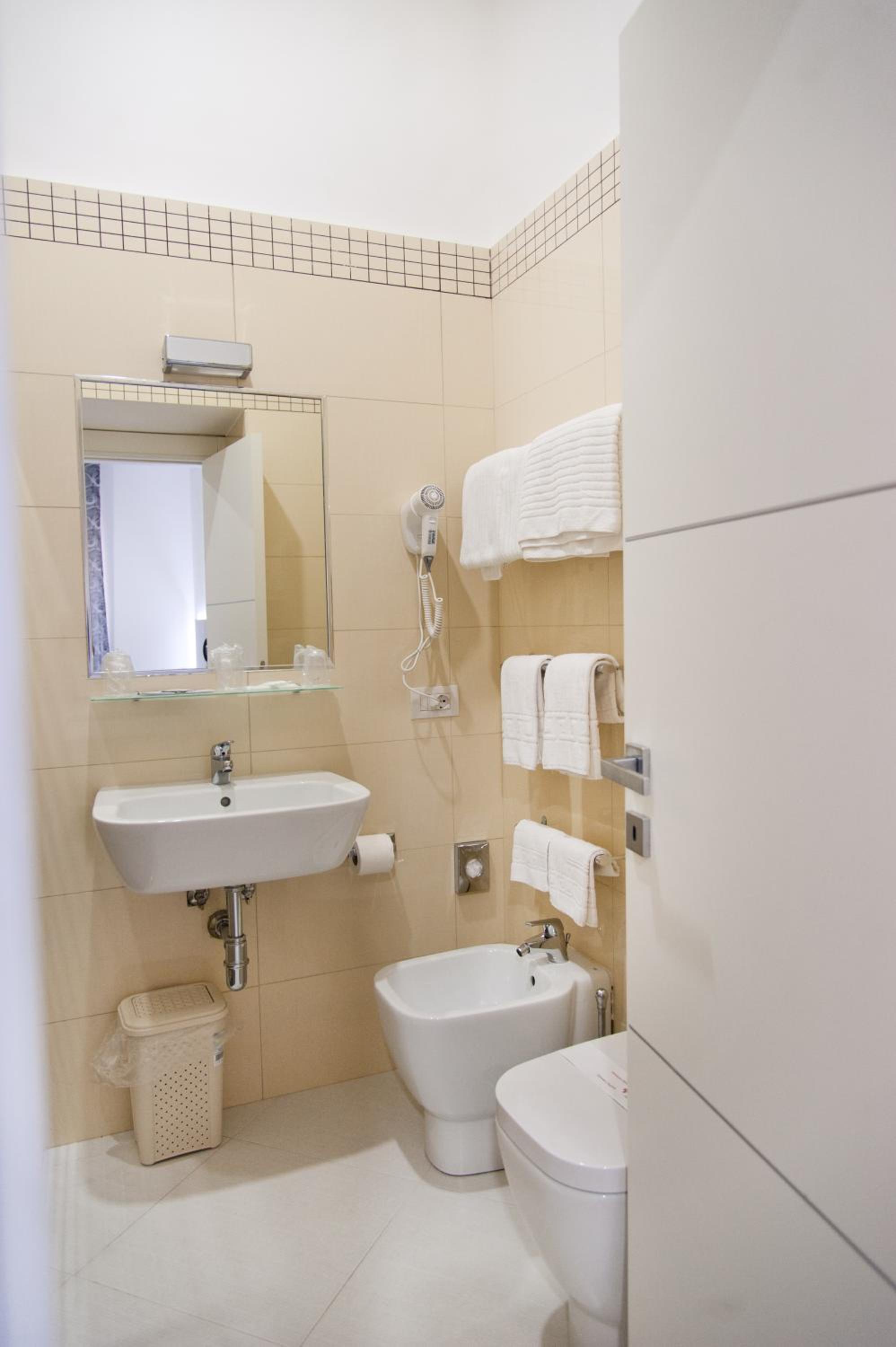Double Room - Photo 8
