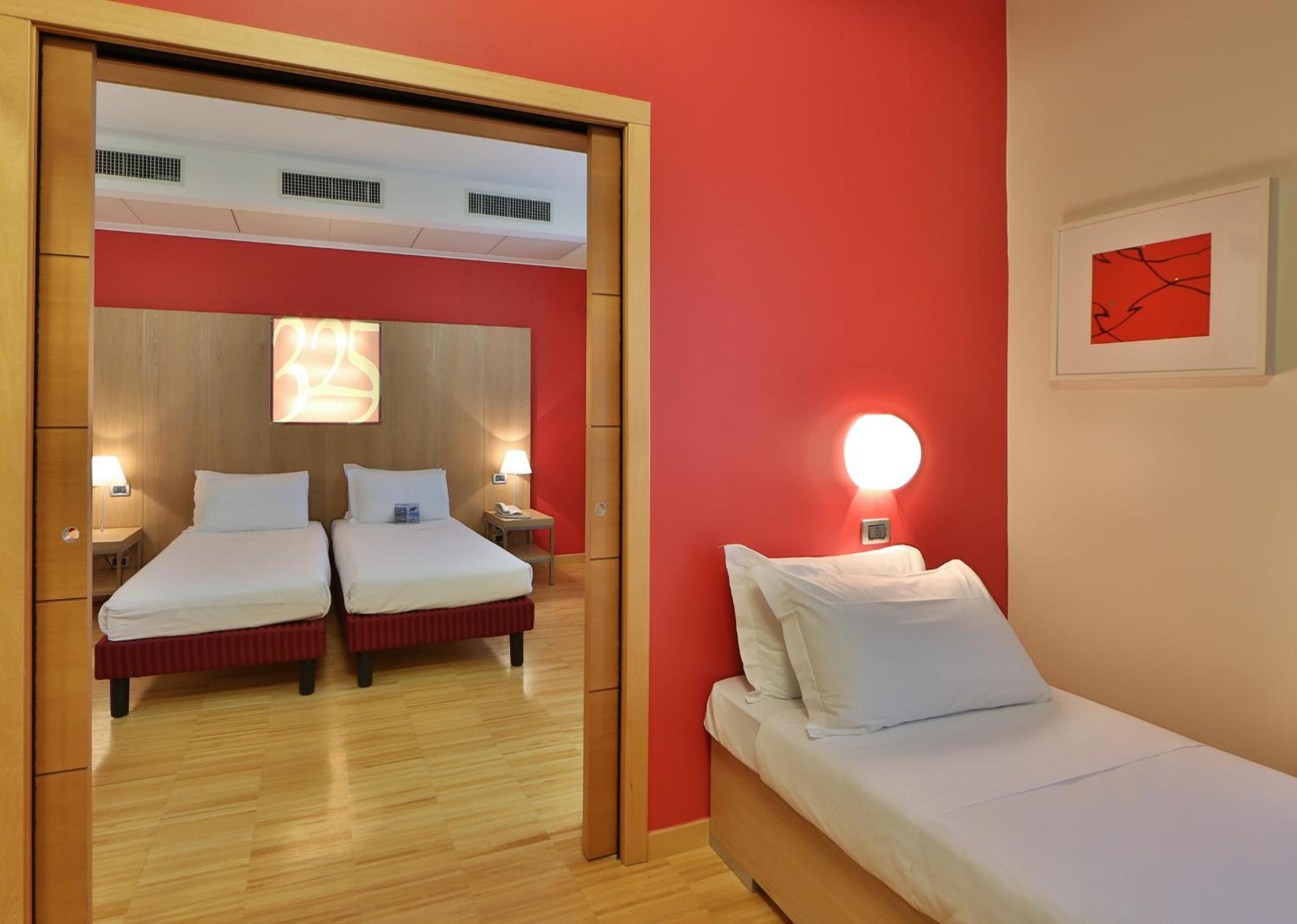 Classic Queen Room with Single Bed - Photo 14