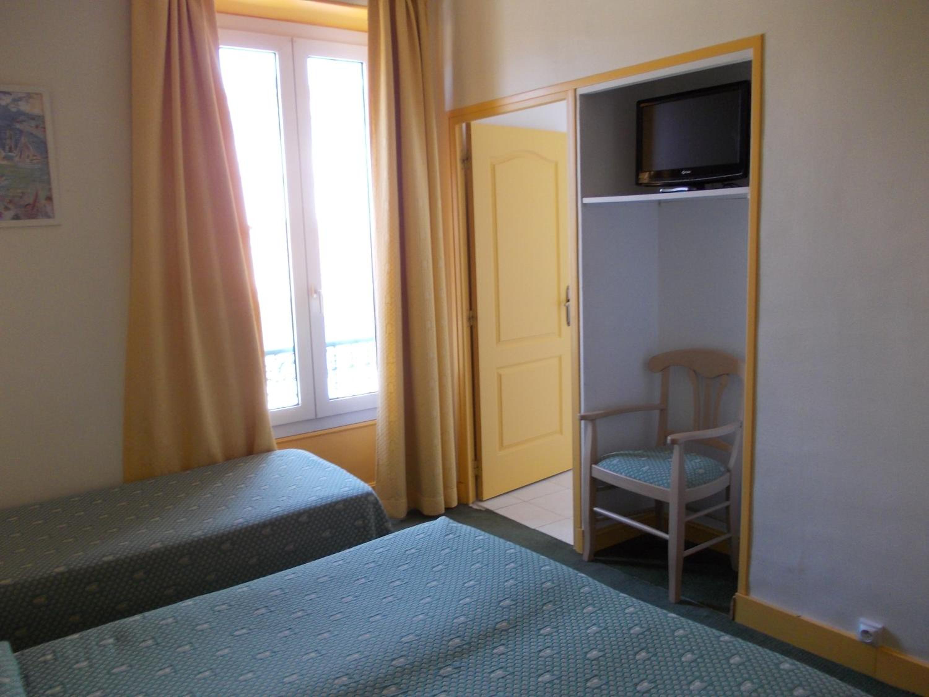 Triple Room (2 Adults + 1 Child) photo 2