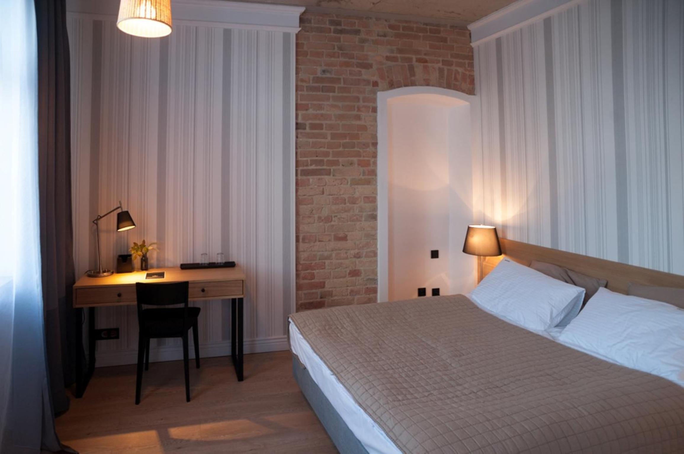 Suite - Photo 1
