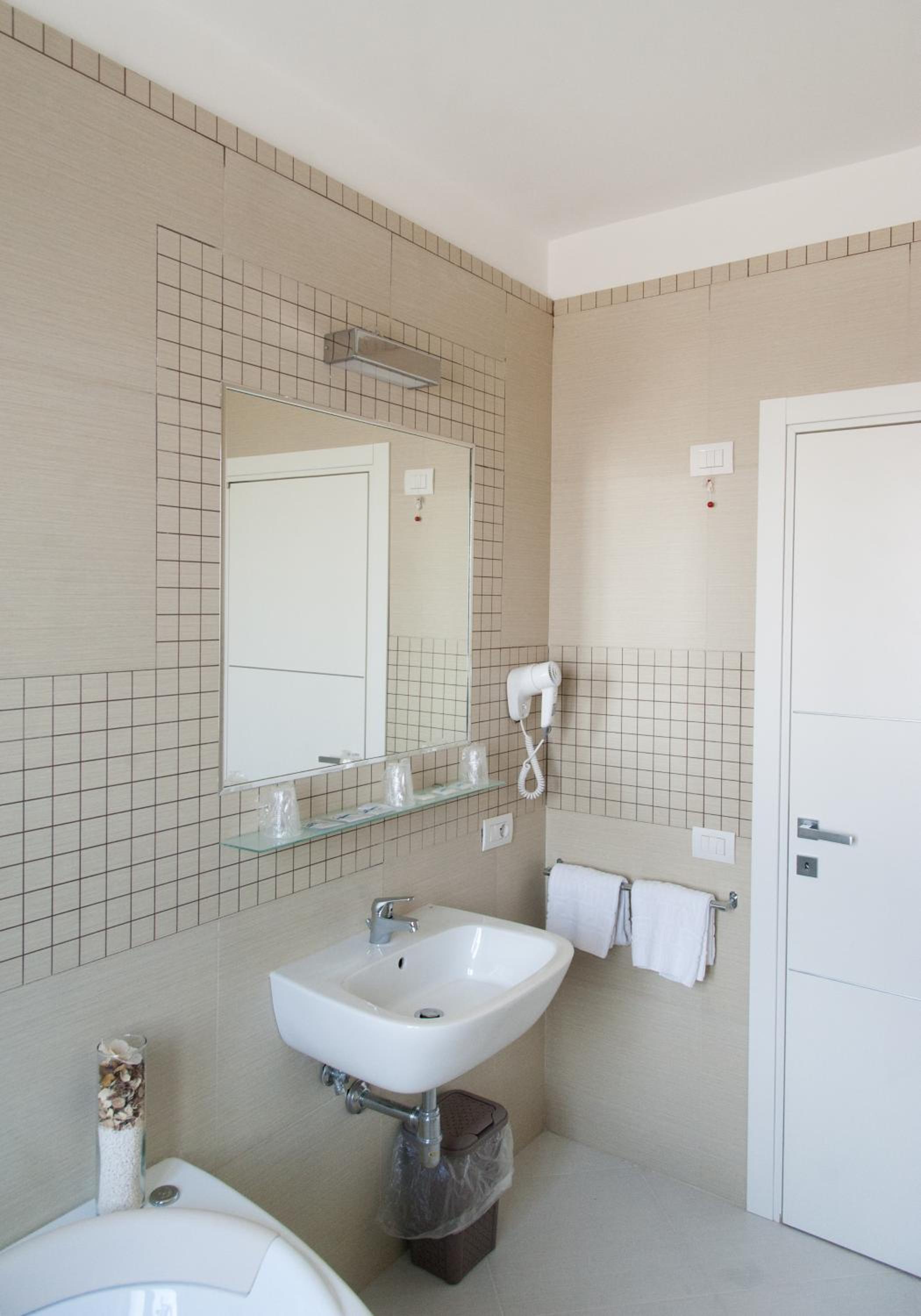 Double Room - Photo 16