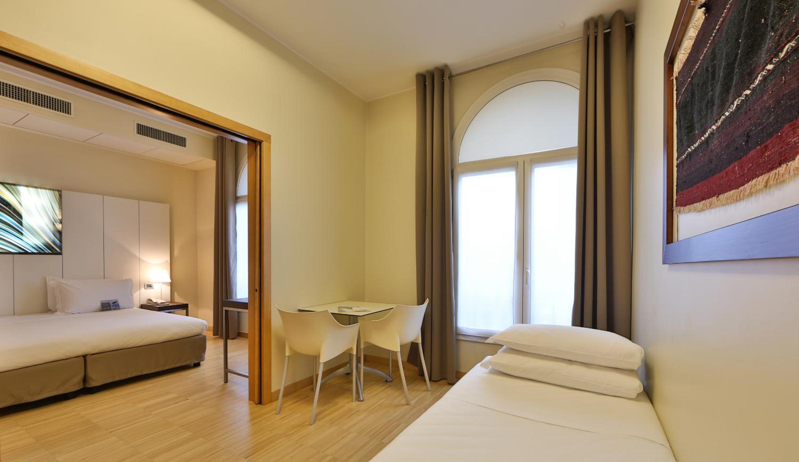 Classic Queen Room with Single Bed - Photo 16