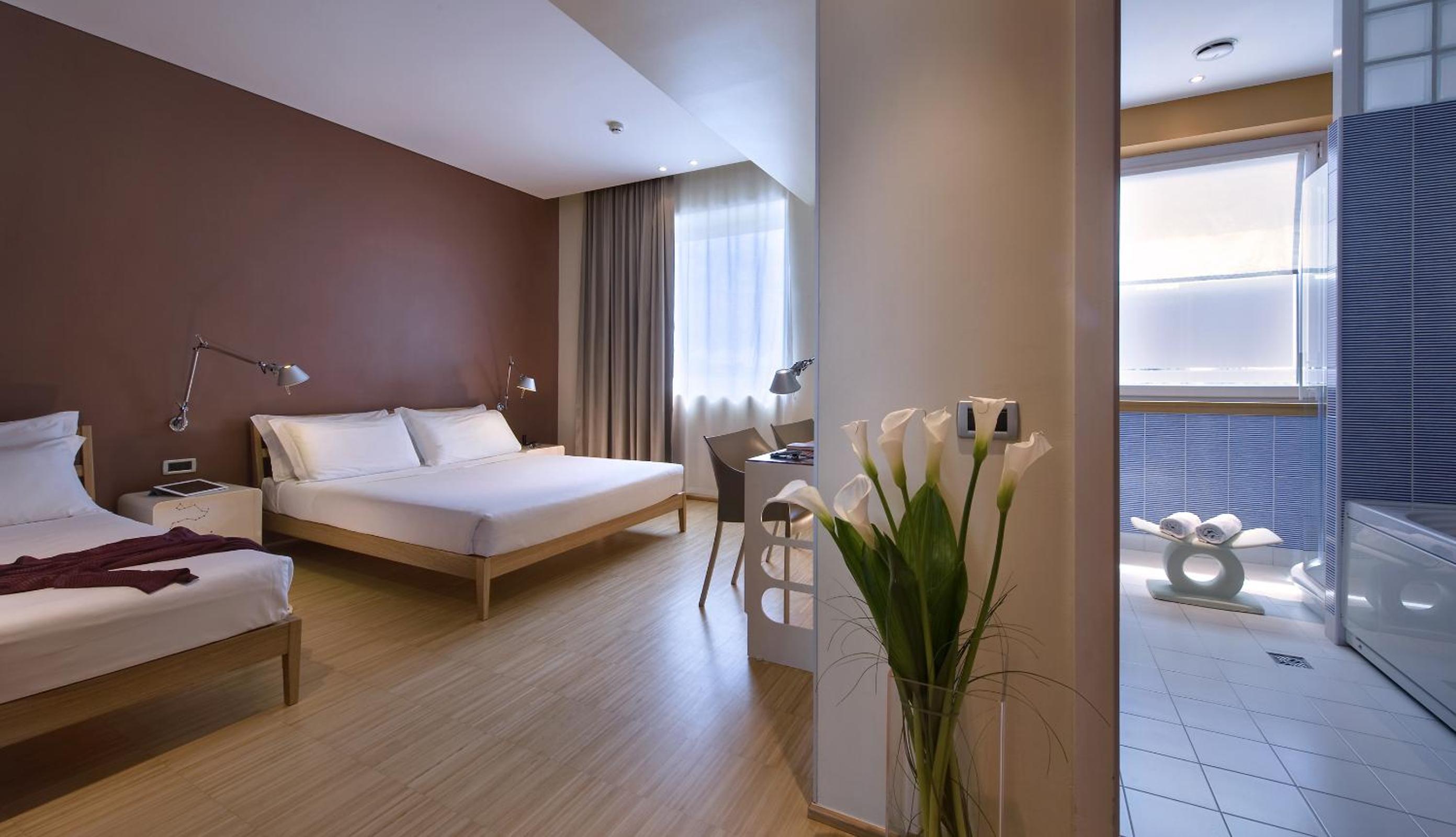 Classic Queen Room with Single Bed - Photo 17