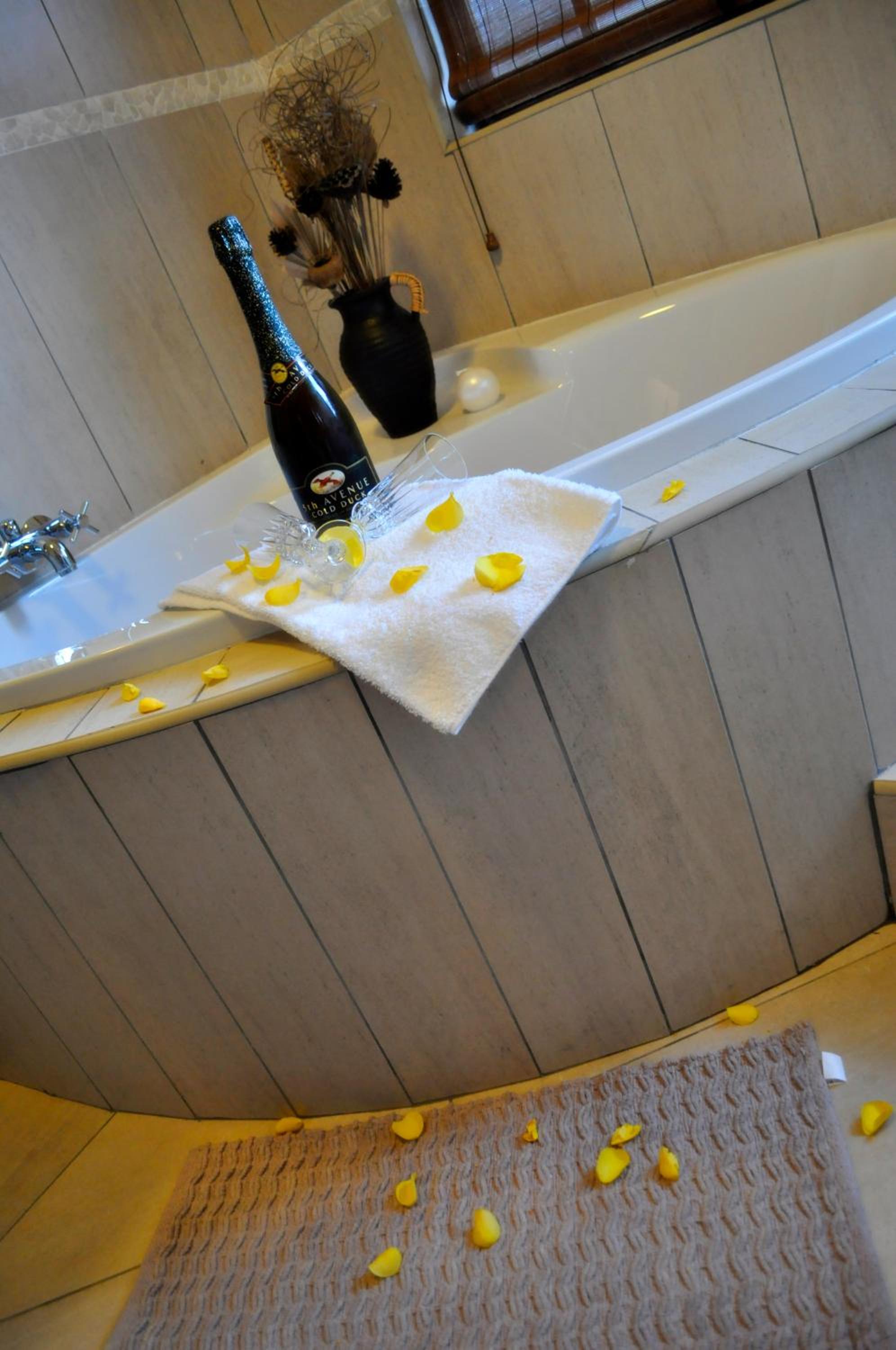 Suite - Photo 11