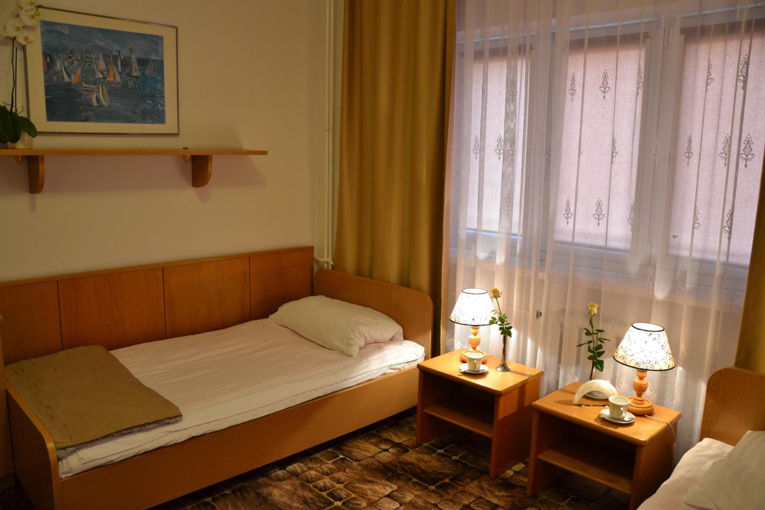Twin Room - Photo 5