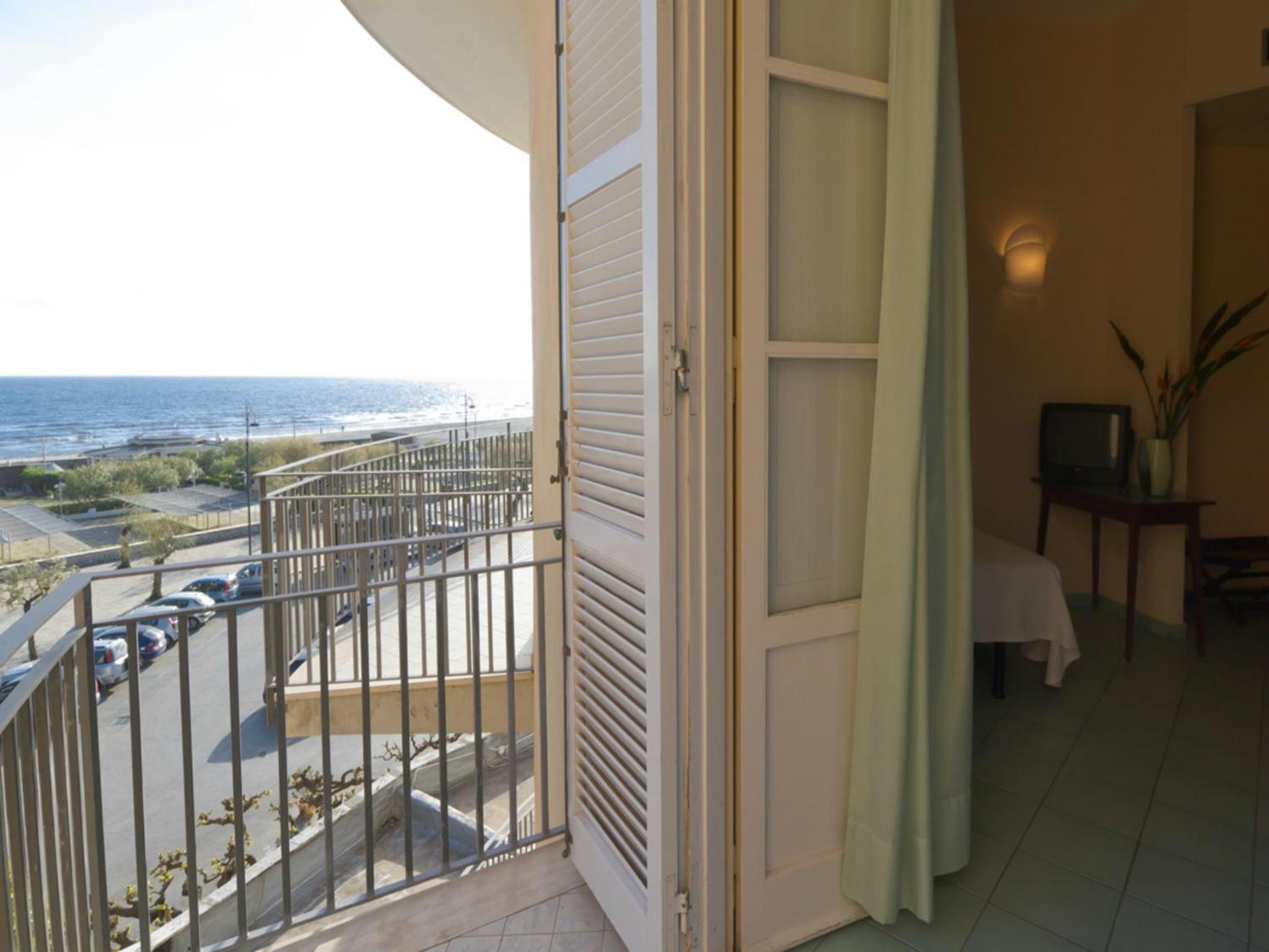 Double Room with Balcony and Sea View - Photo 3