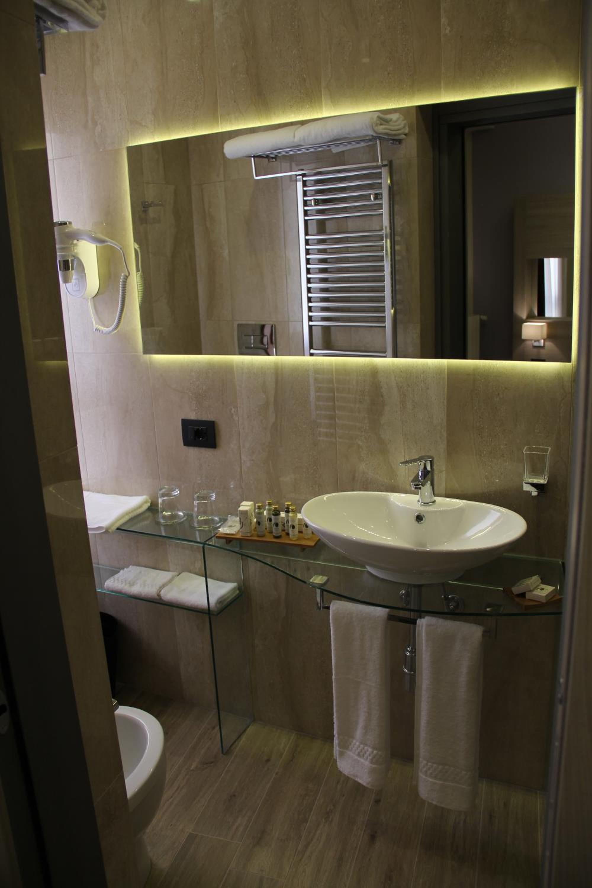 Deluxe Double Room - Photo 10