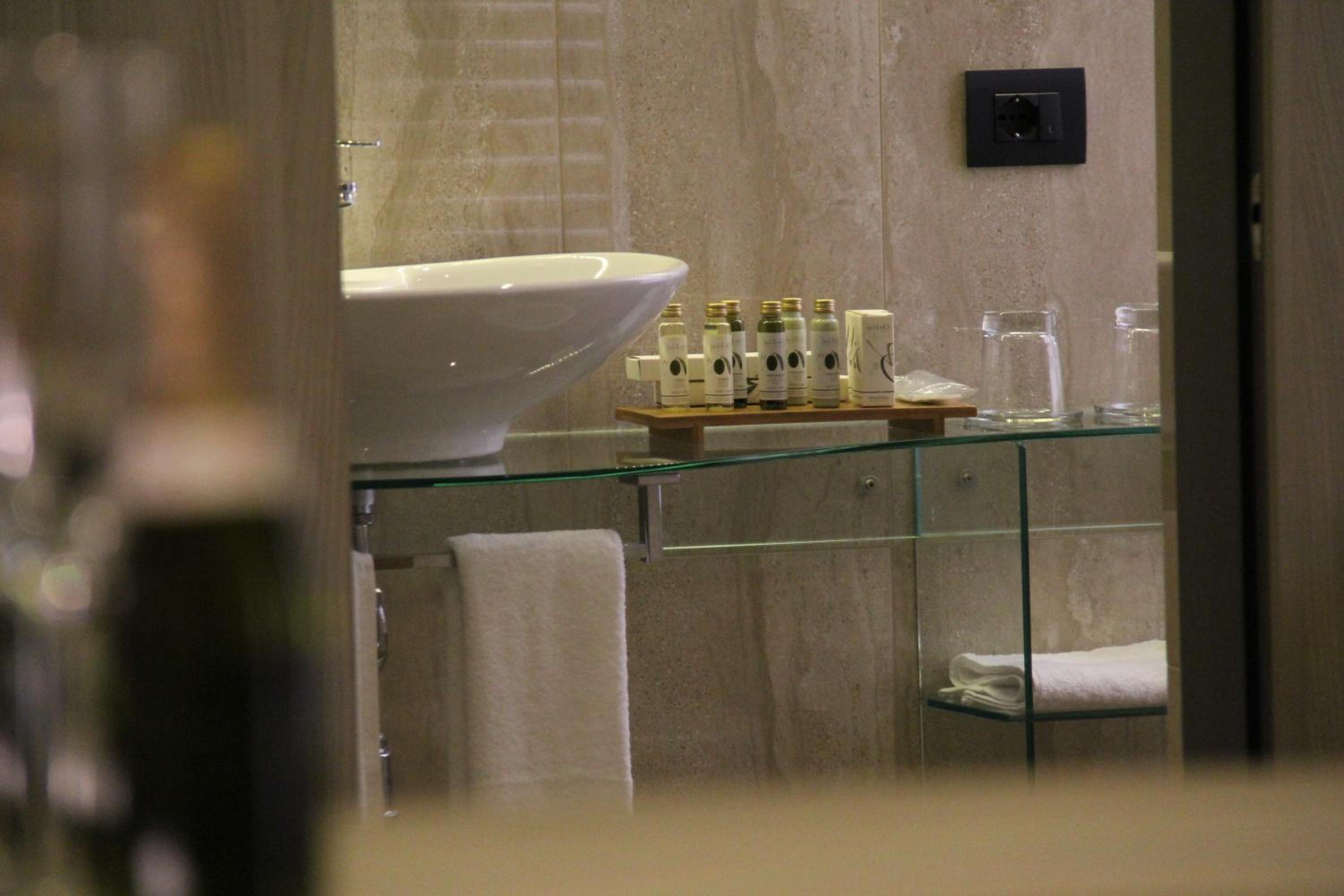 Deluxe Double Room - Photo 11