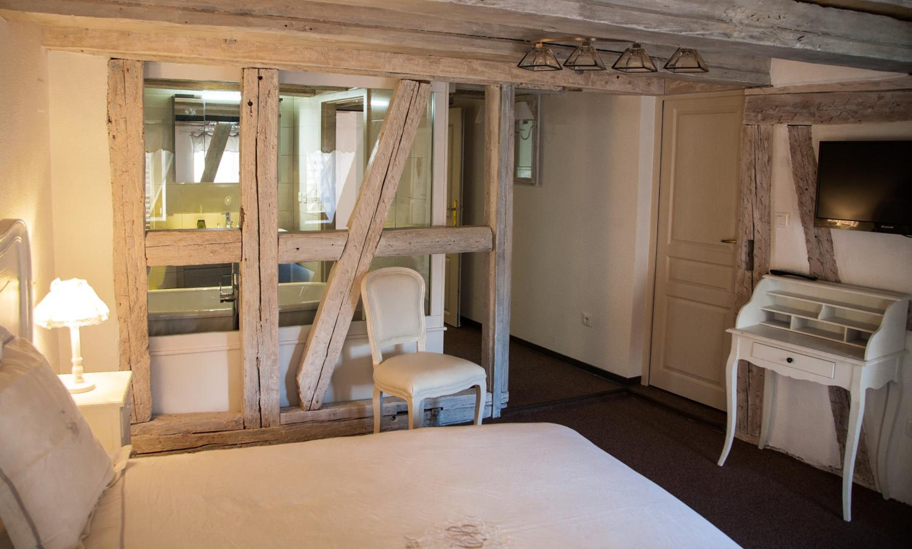 Double Room with Private Bathroom - Photo 2