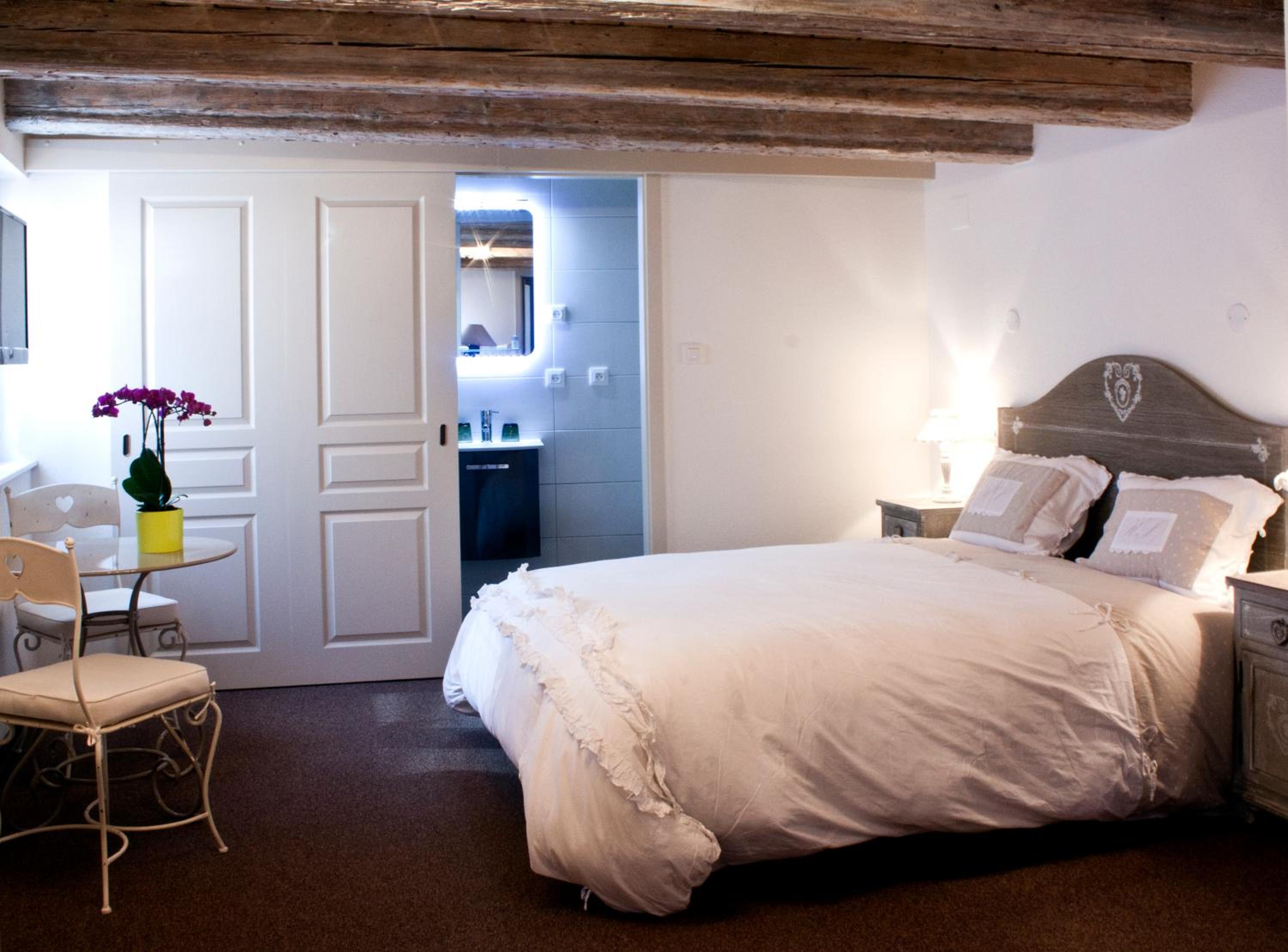 Double Room with Private Bathroom - Photo 10