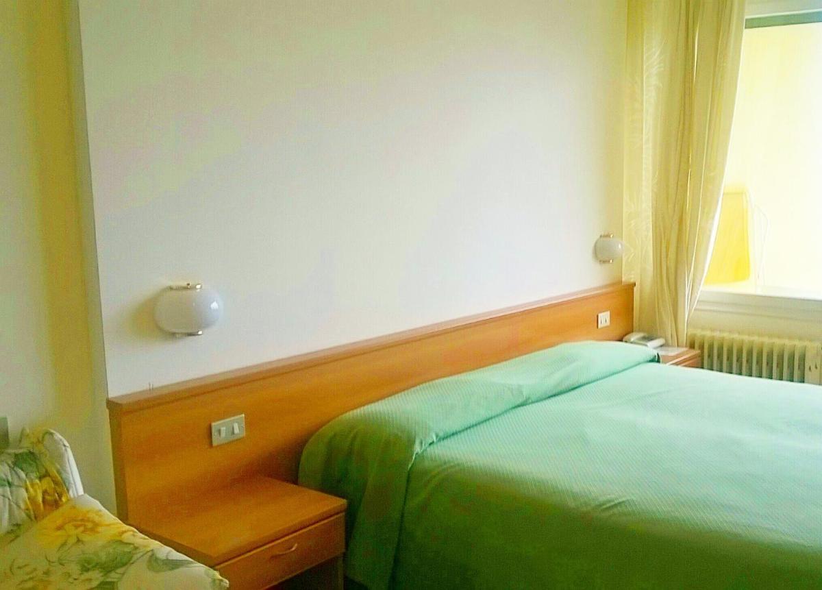 Double or Twin Room with Partial Lake View photo 2