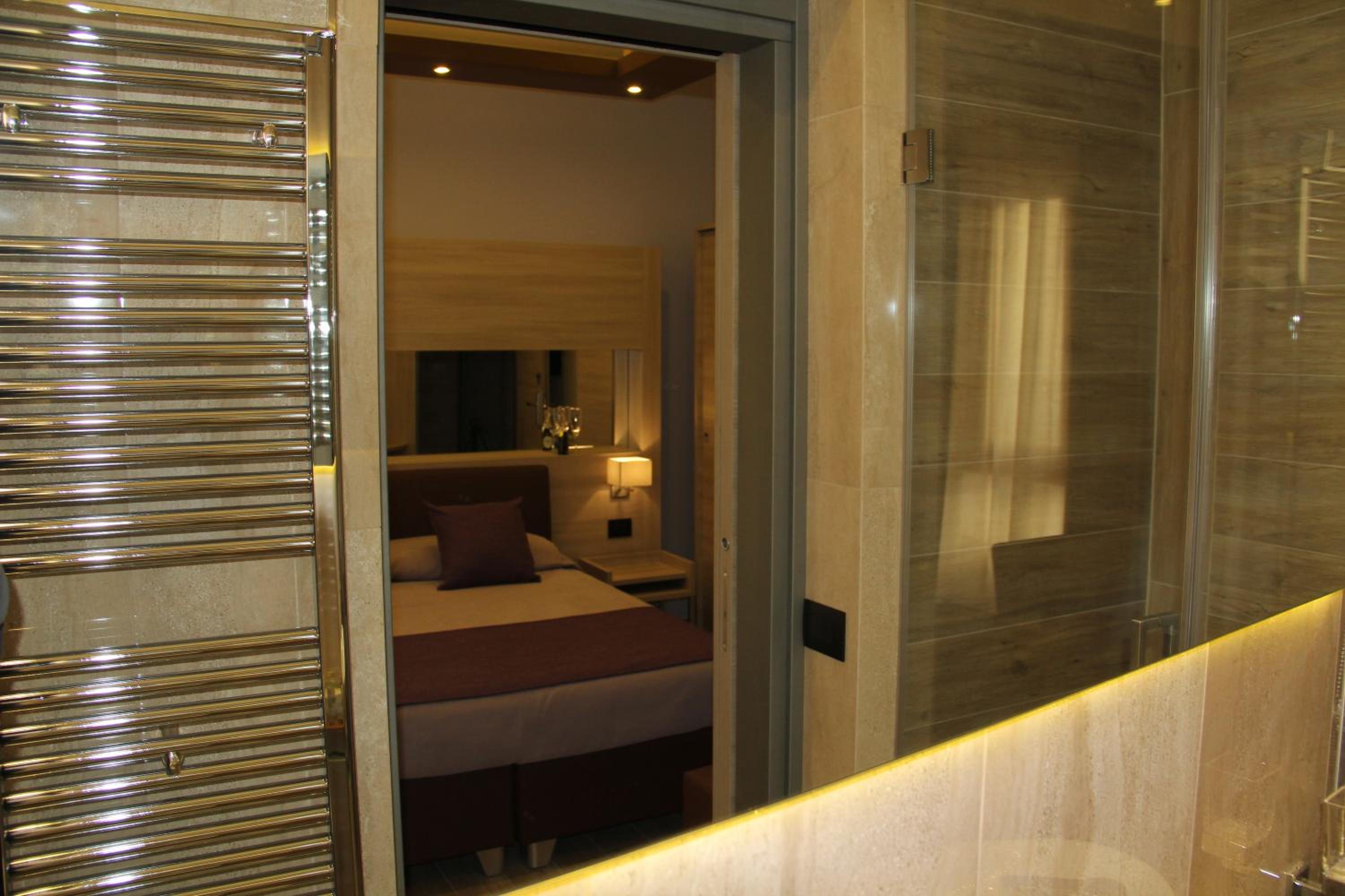 Deluxe Double Room - Photo 15