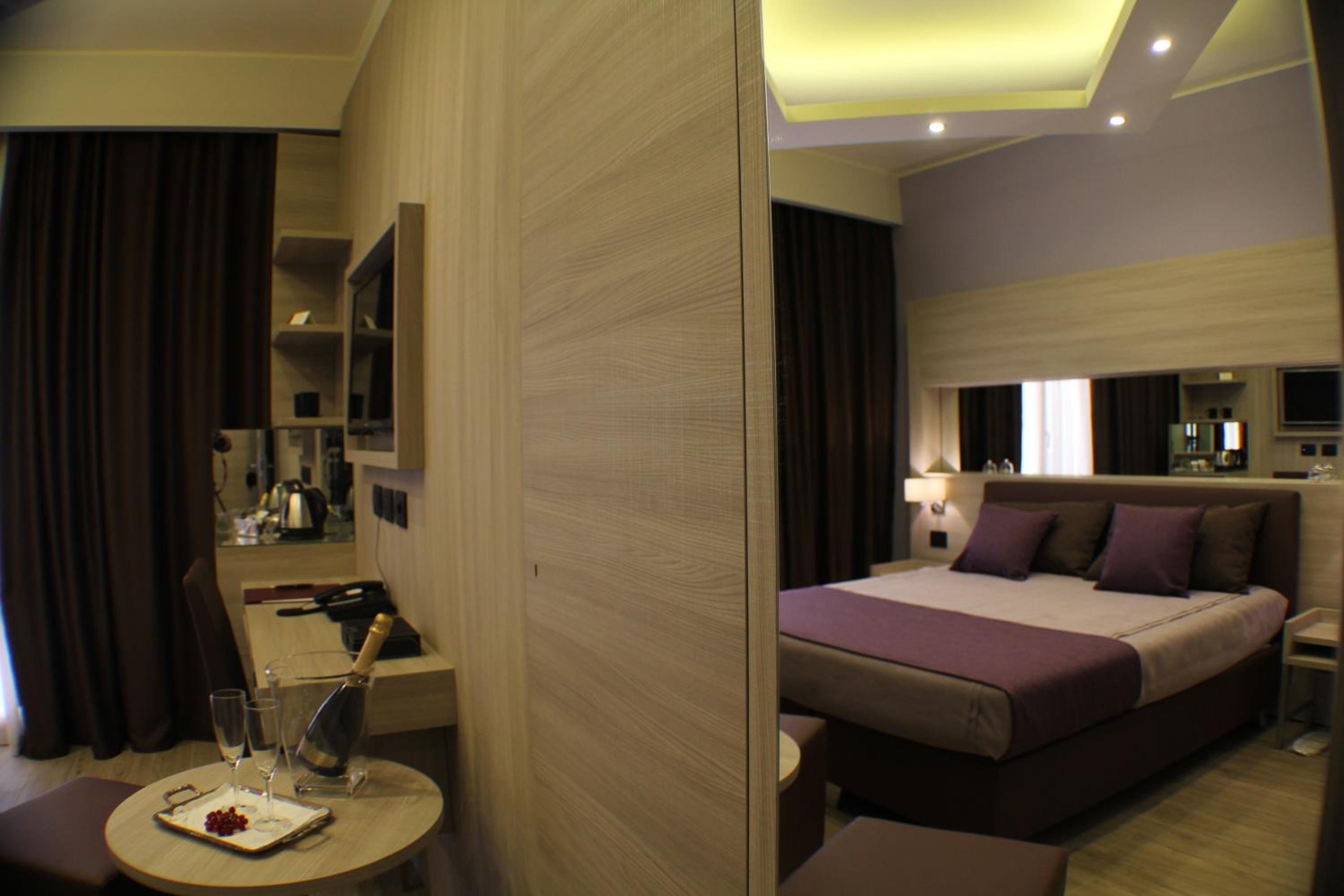 Deluxe Double Room - Photo 12